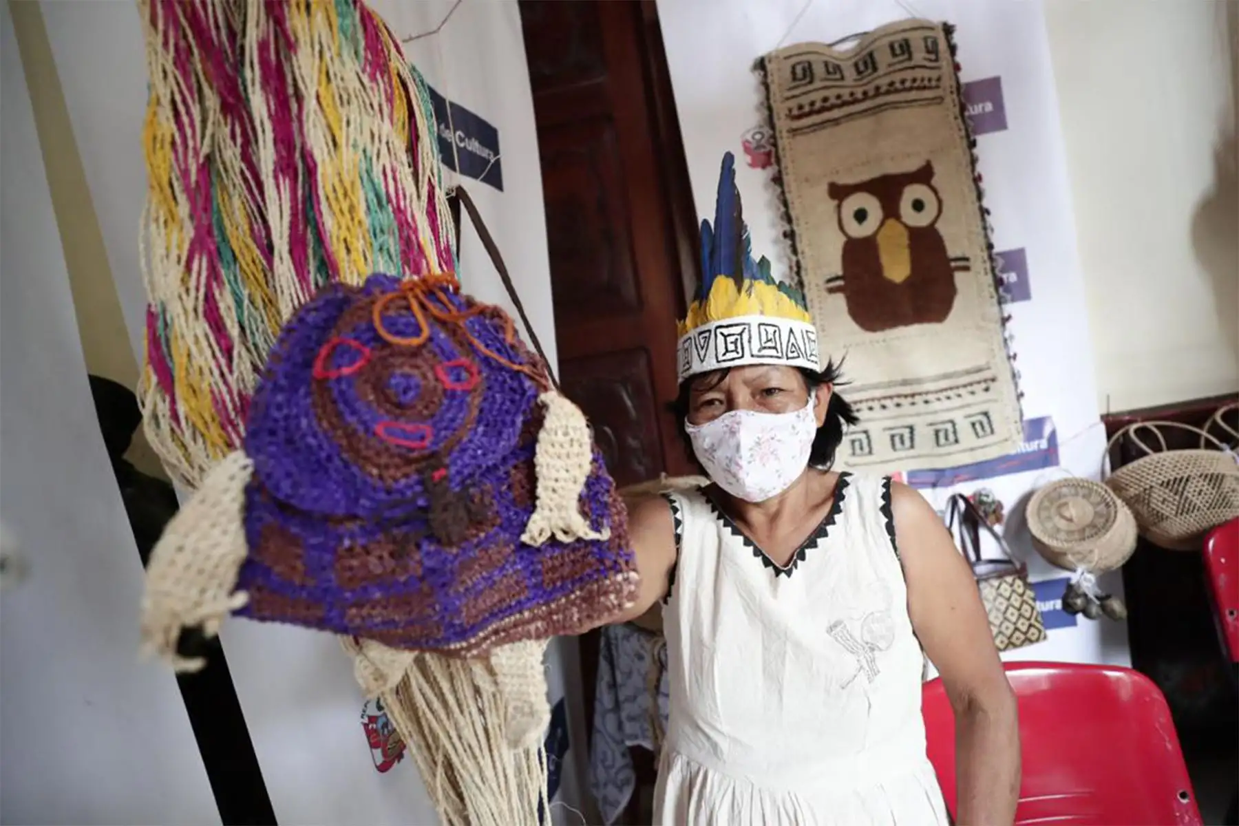 La ministra de Cultura, Gisela Ortiz inauguró la exposición venta Ruraq Maki, hecho a mano que se realiza por primera vez en la ciudad de Iquitos, y cuenta con la participación de 14 colectivos de artistas tradicionales de 3 provincias de la región.
Foto: Mincul