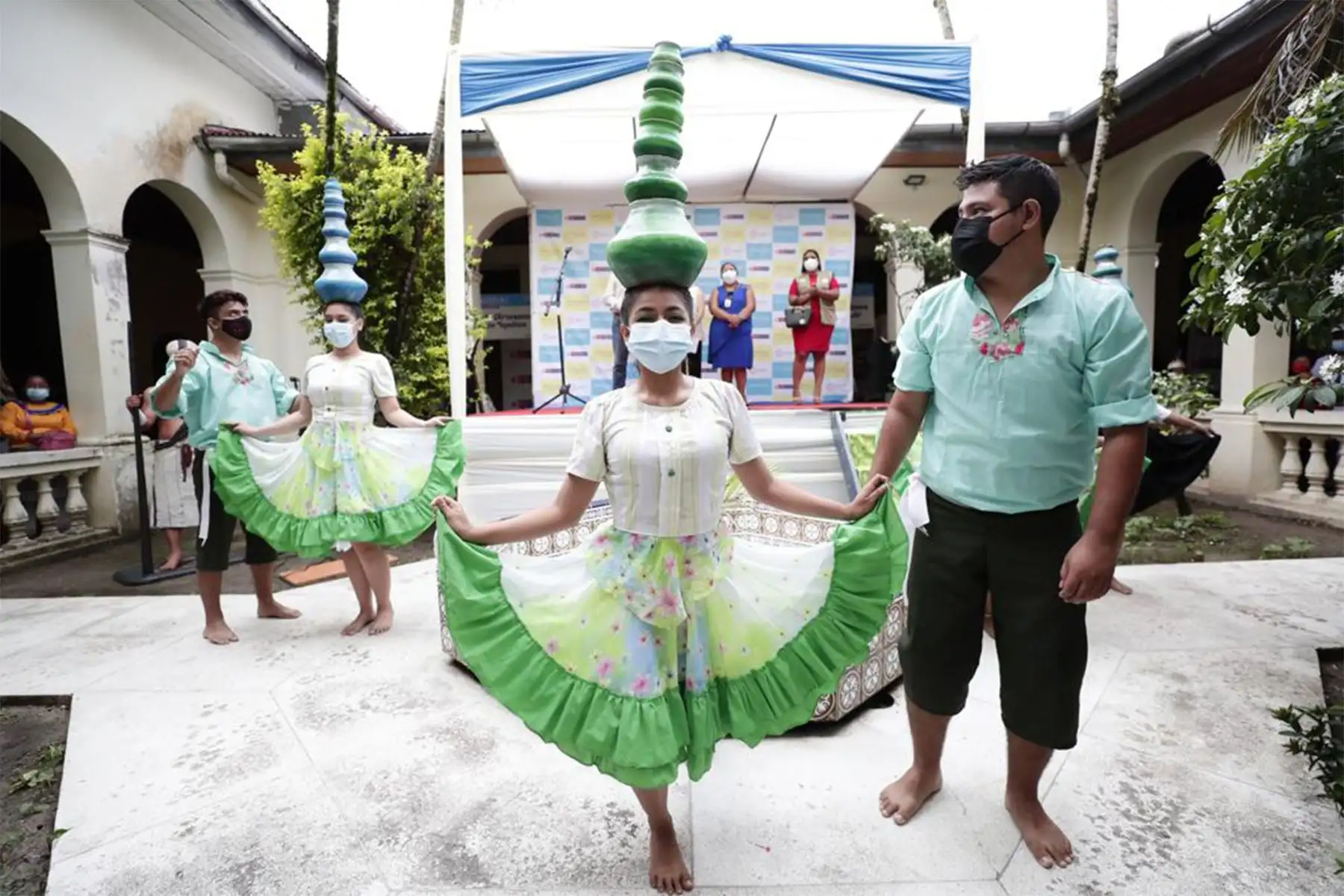 La ministra de Cultura, Gisela Ortiz inauguró la exposición venta Ruraq Maki, hecho a mano que se realiza por primera vez en la ciudad de Iquitos, y cuenta con la participación de 14 colectivos de artistas tradicionales de 3 provincias de la región.
Foto: Mincul