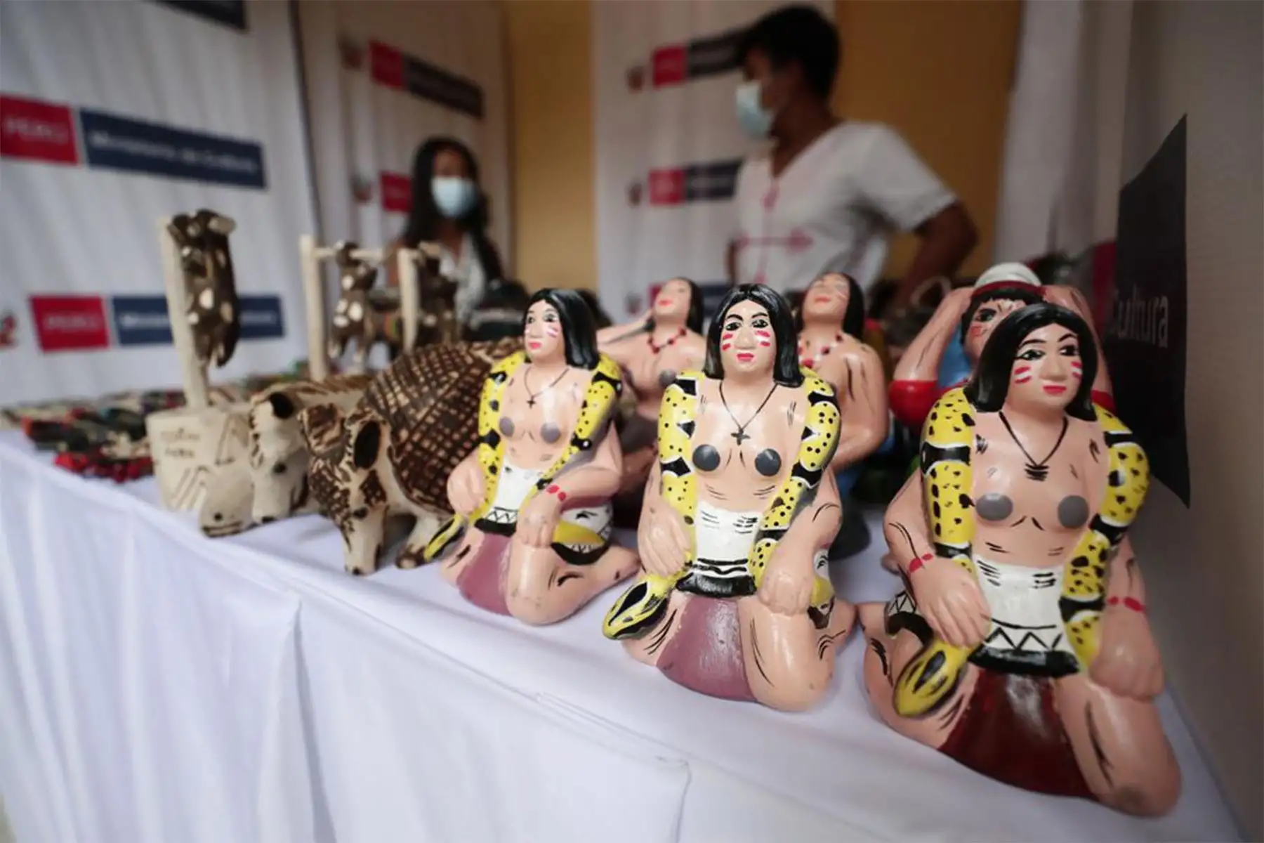 La ministra de Cultura, Gisela Ortiz inauguró la exposición venta Ruraq Maki, hecho a mano que se realiza por primera vez en la ciudad de Iquitos, y cuenta con la participación de 14 colectivos de artistas tradicionales de 3 provincias de la región.
Foto: Mincul