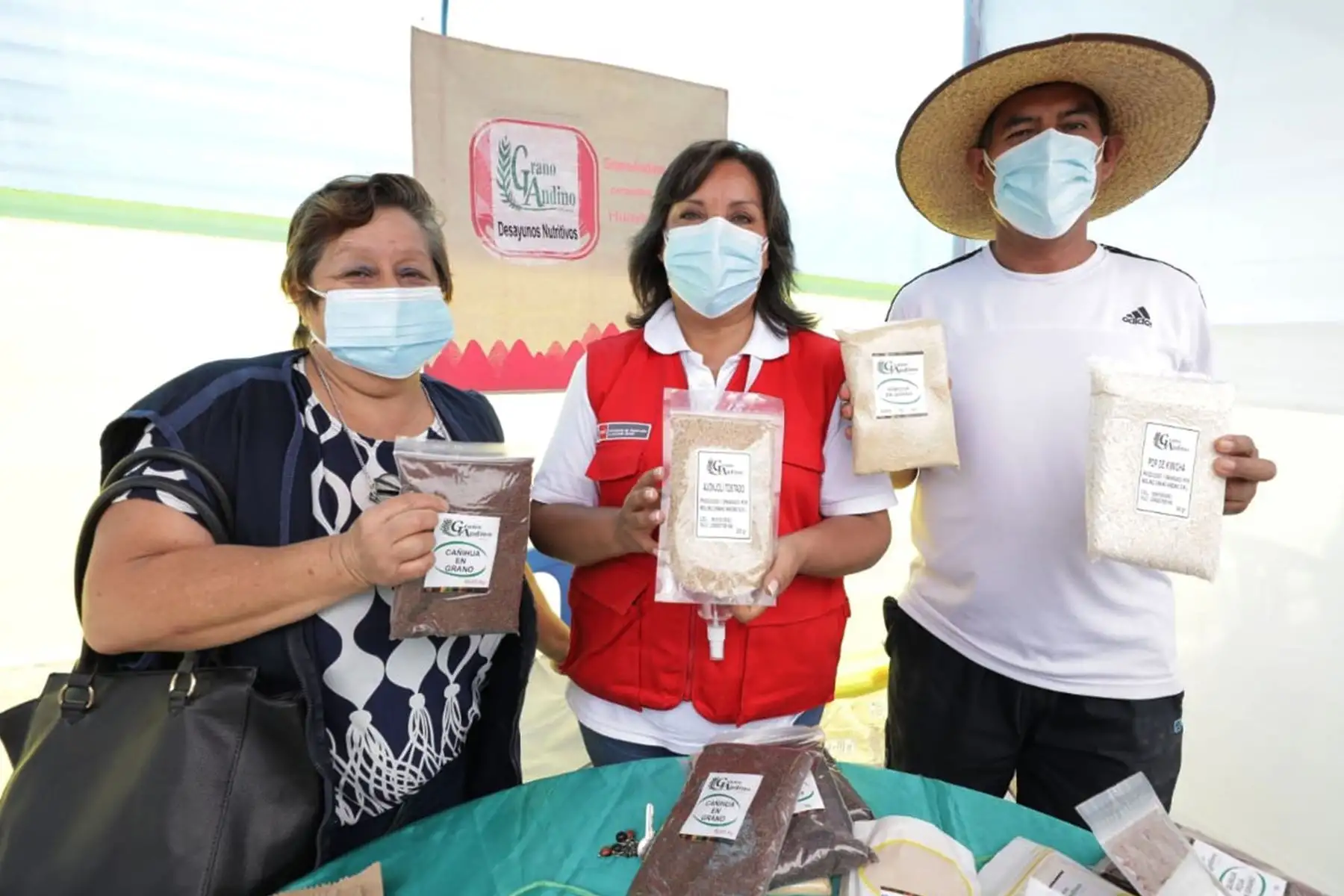 Ministra de Desarrollo e Inclusión Social, Dina Boluarte inauguró feria que busca promover el acceso a mercados locales para mejorar los ingresos de las familias. Emprendimientos de 70 productores del proyecto Haku Wiñay se ofrecen en feria agropecuaria regional en Nuevo Chimbote
Foto : Midis