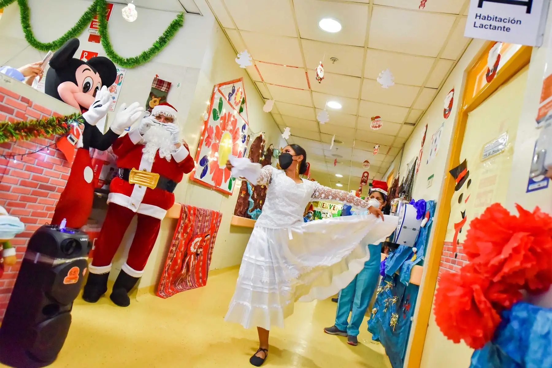 En los pasillos del Instituto Nacional de Salud del Niño San Borja se vive la magia de la Navidad. Médicos, enfermeras y técnicos de enfermería dejaron sus atuendos de atención  para escenificar esta fecha especial de la Navidad inspirados en las regiones del Perú: costa, sierra y selva.
Foto: INSN San Borja