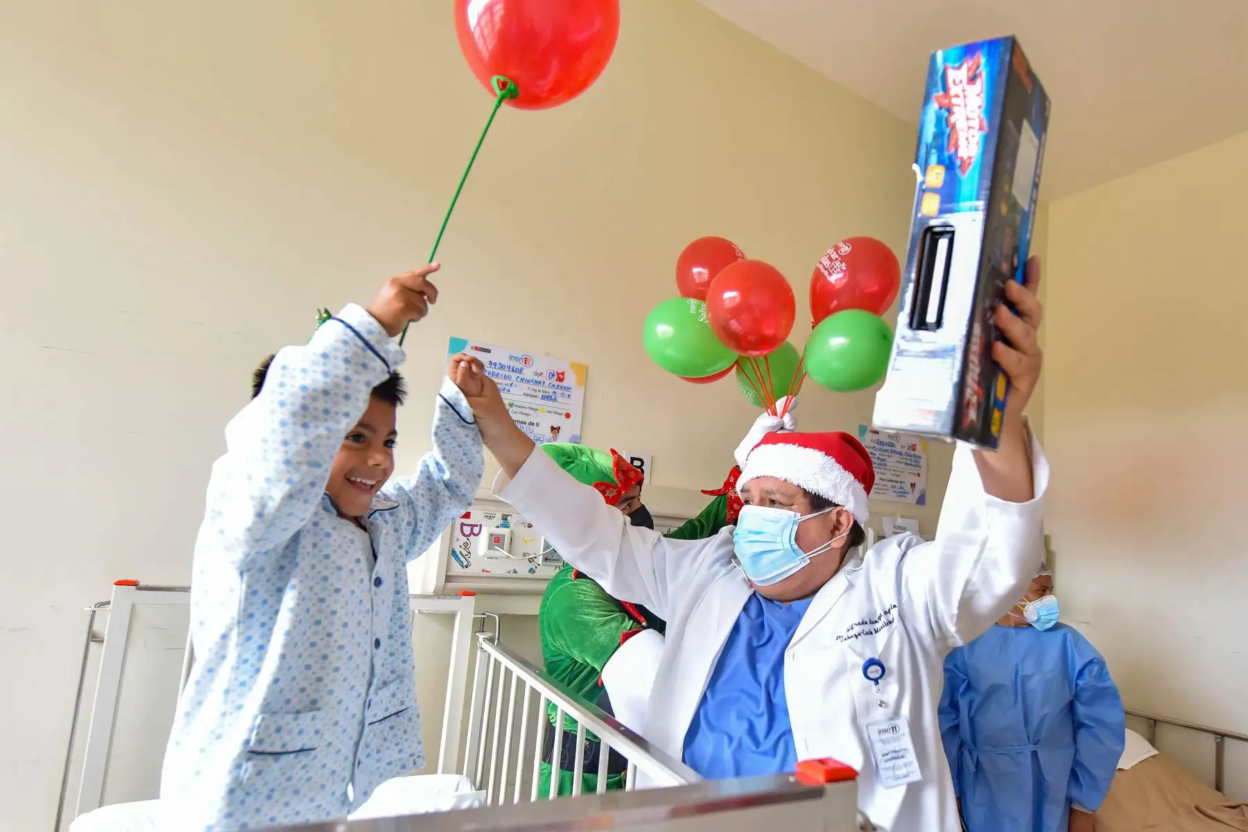 En los pasillos del Instituto Nacional de Salud del Niño San Borja se vive la magia de la Navidad. Médicos, enfermeras y técnicos de enfermería dejaron sus atuendos de atención  para escenificar esta fecha especial de la Navidad inspirados en las regiones del Perú: costa, sierra y selva.
Foto: INSN San Borja