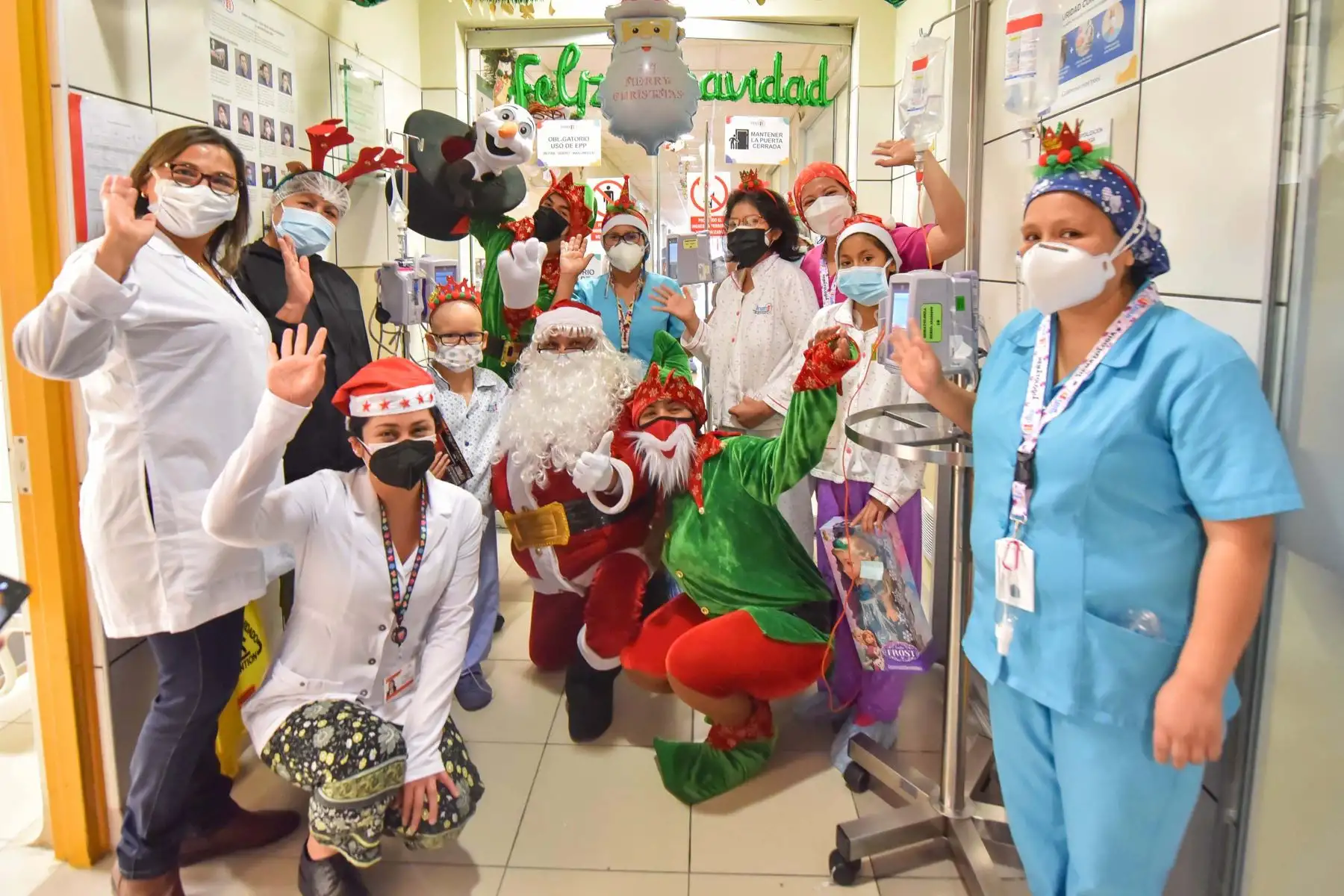 En los pasillos del Instituto Nacional de Salud del Niño San Borja se vive la magia de la Navidad. Médicos, enfermeras y técnicos de enfermería dejaron sus atuendos de atención  para escenificar esta fecha especial de la Navidad inspirados en las regiones del Perú: costa, sierra y selva.
Foto: INSN San Borja