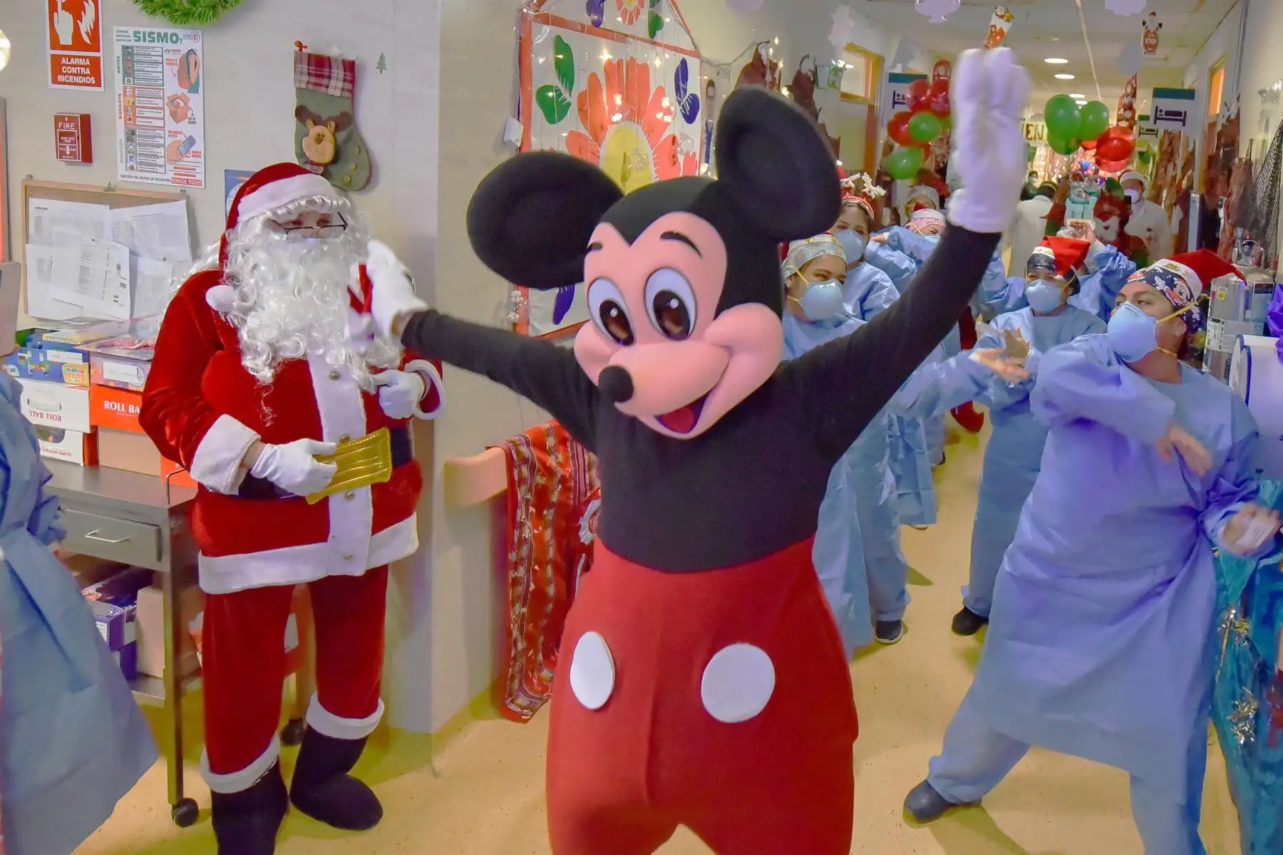 En los pasillos del Instituto Nacional de Salud del Niño San Borja se vive la magia de la Navidad. Médicos, enfermeras y técnicos de enfermería dejaron sus atuendos de atención  para escenificar esta fecha especial de la Navidad inspirados en las regiones del Perú: costa, sierra y selva.
Foto: INSN San Borja