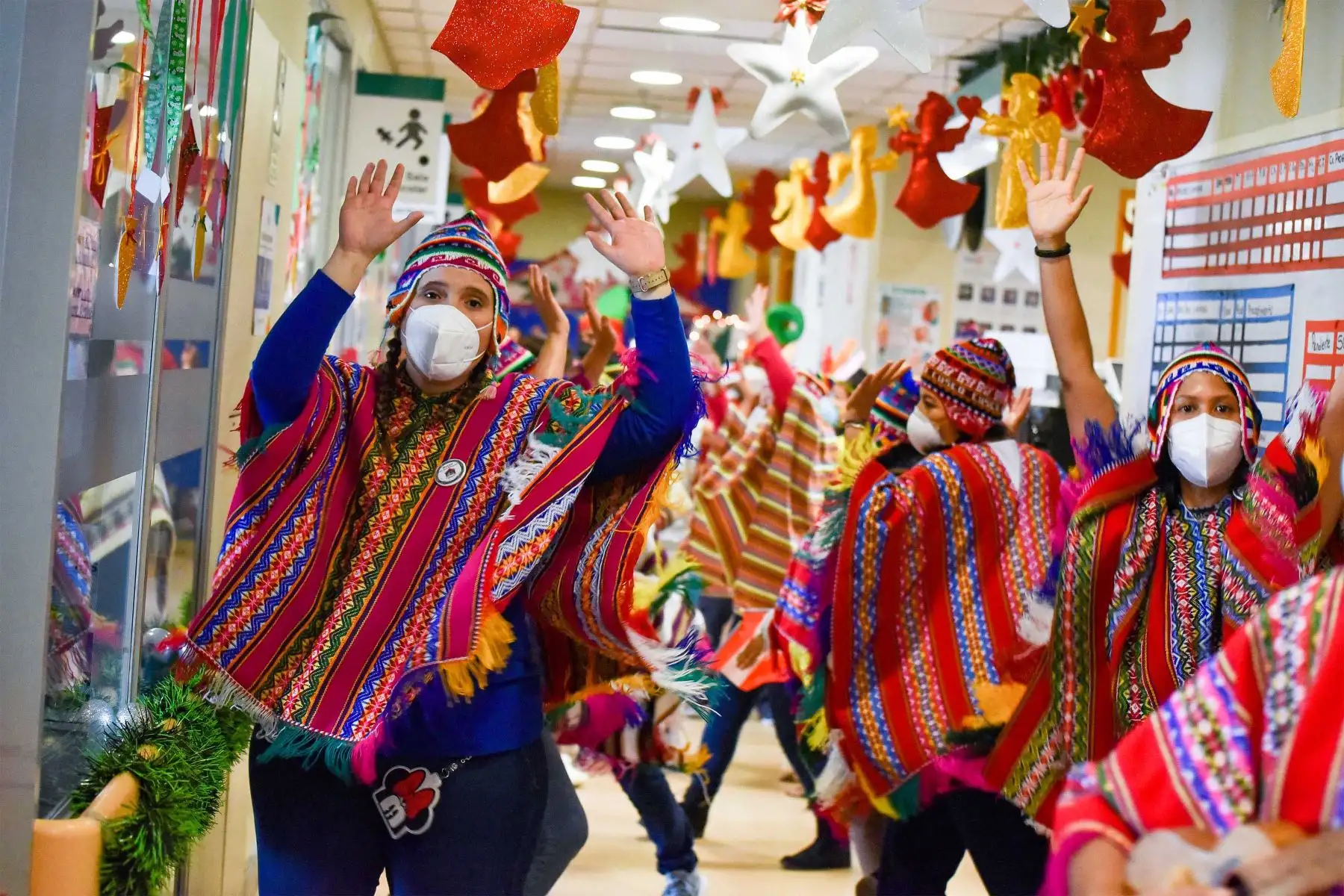 En los pasillos del Instituto Nacional de Salud del Niño San Borja se vive la magia de la Navidad. Médicos, enfermeras y técnicos de enfermería dejaron sus atuendos de atención  para escenificar esta fecha especial de la Navidad inspirados en las regiones del Perú: costa, sierra y selva.
Foto: INSN San Borja
