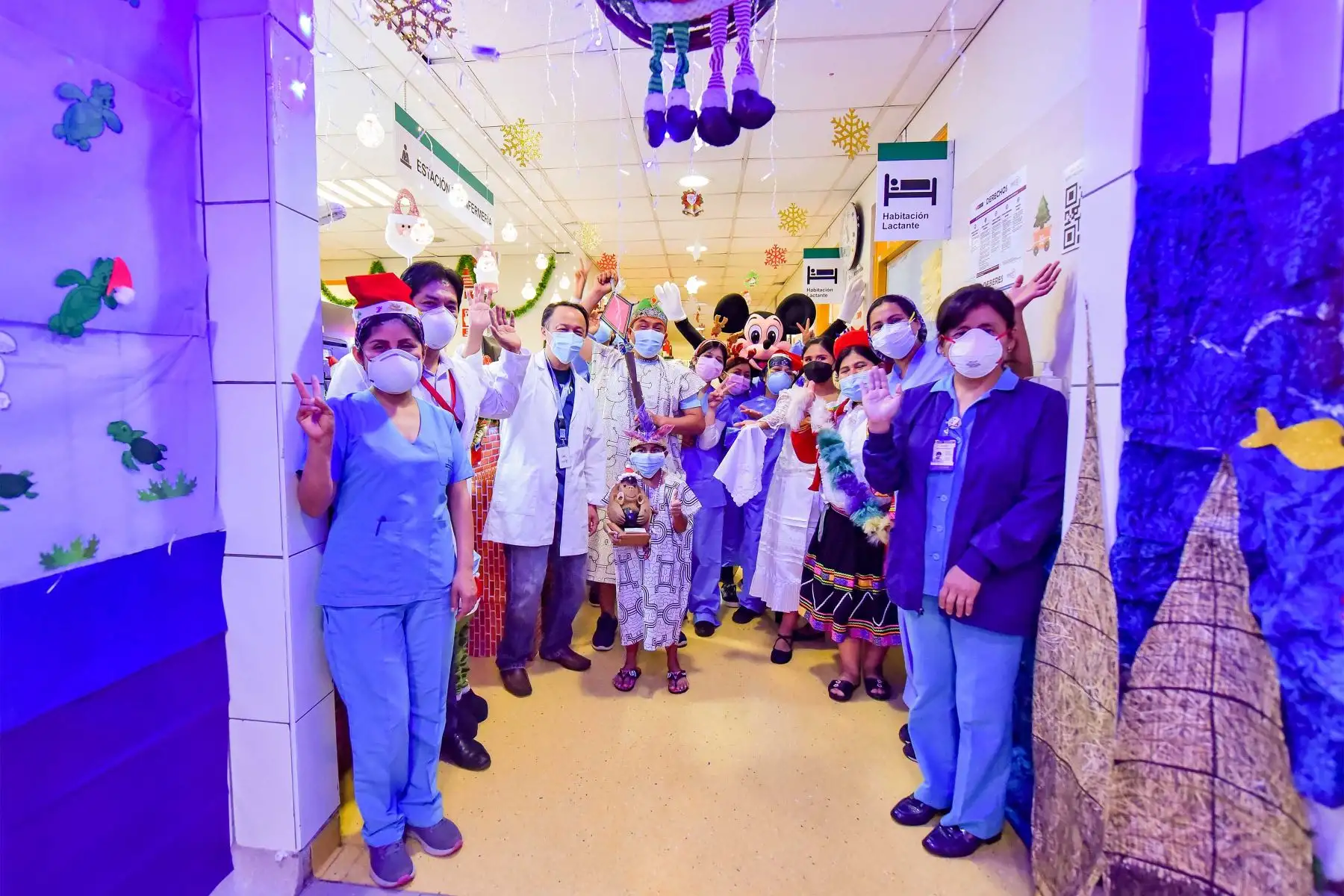 En los pasillos del Instituto Nacional de Salud del Niño San Borja se vive la magia de la Navidad. Médicos, enfermeras y técnicos de enfermería dejaron sus atuendos de atención  para escenificar esta fecha especial de la Navidad inspirados en las regiones del Perú: costa, sierra y selva.
Foto: INSN San Borja