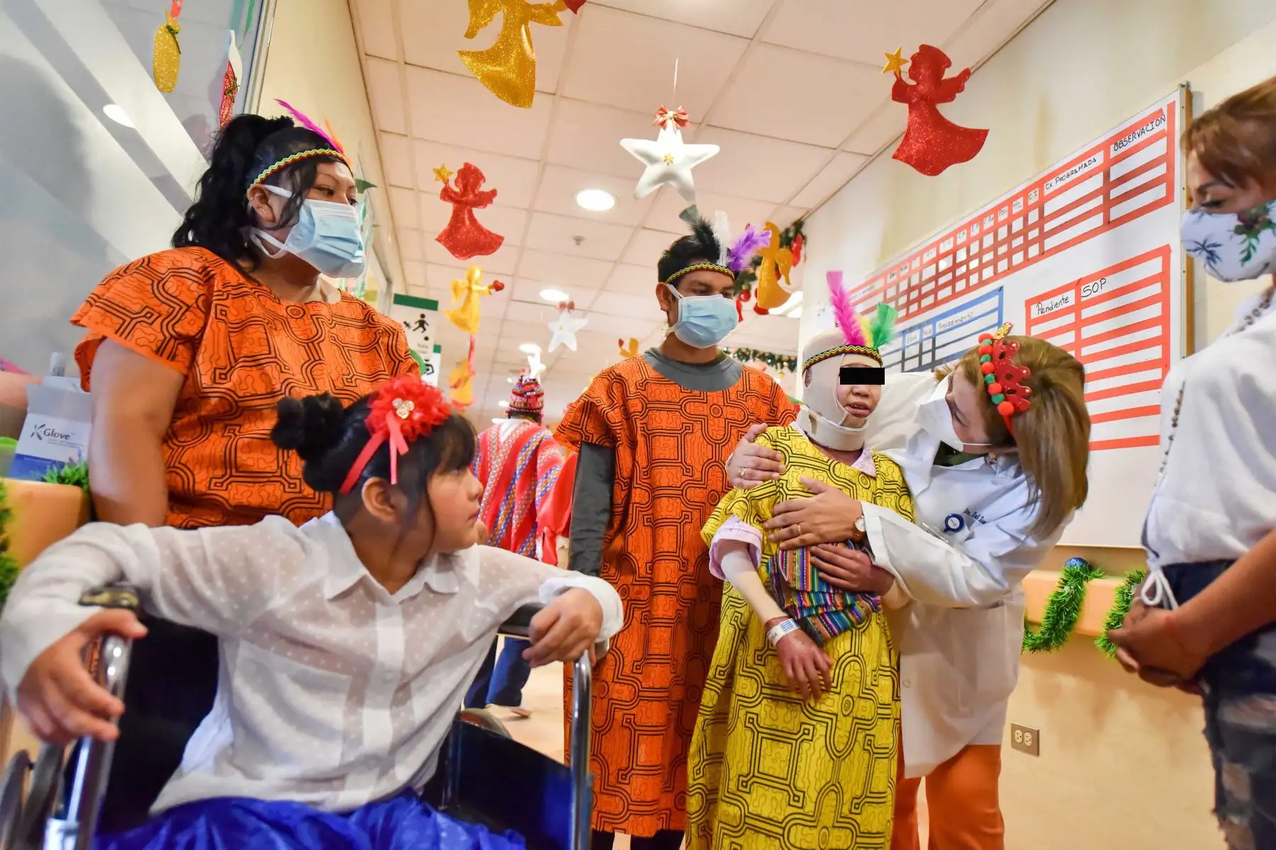 En los pasillos del Instituto Nacional de Salud del Niño San Borja se vive la magia de la Navidad. Médicos, enfermeras y técnicos de enfermería dejaron sus atuendos de atención  para escenificar esta fecha especial de la Navidad inspirados en las regiones del Perú: costa, sierra y selva.
Foto: INSN San Borja