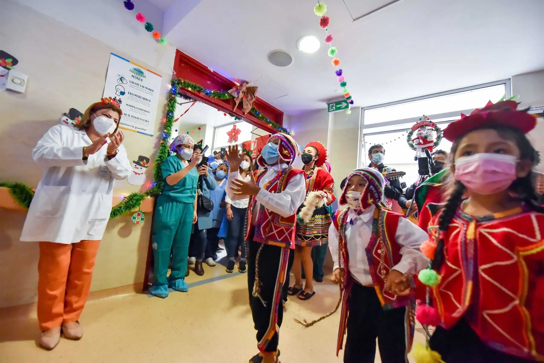 En los pasillos del Instituto Nacional de Salud del Niño San Borja se vive la magia de la Navidad. Médicos, enfermeras y técnicos de enfermería dejaron sus atuendos de atención  para escenificar esta fecha especial de la Navidad inspirados en las regiones del Perú: costa, sierra y selva.
Foto: INSN San Borja