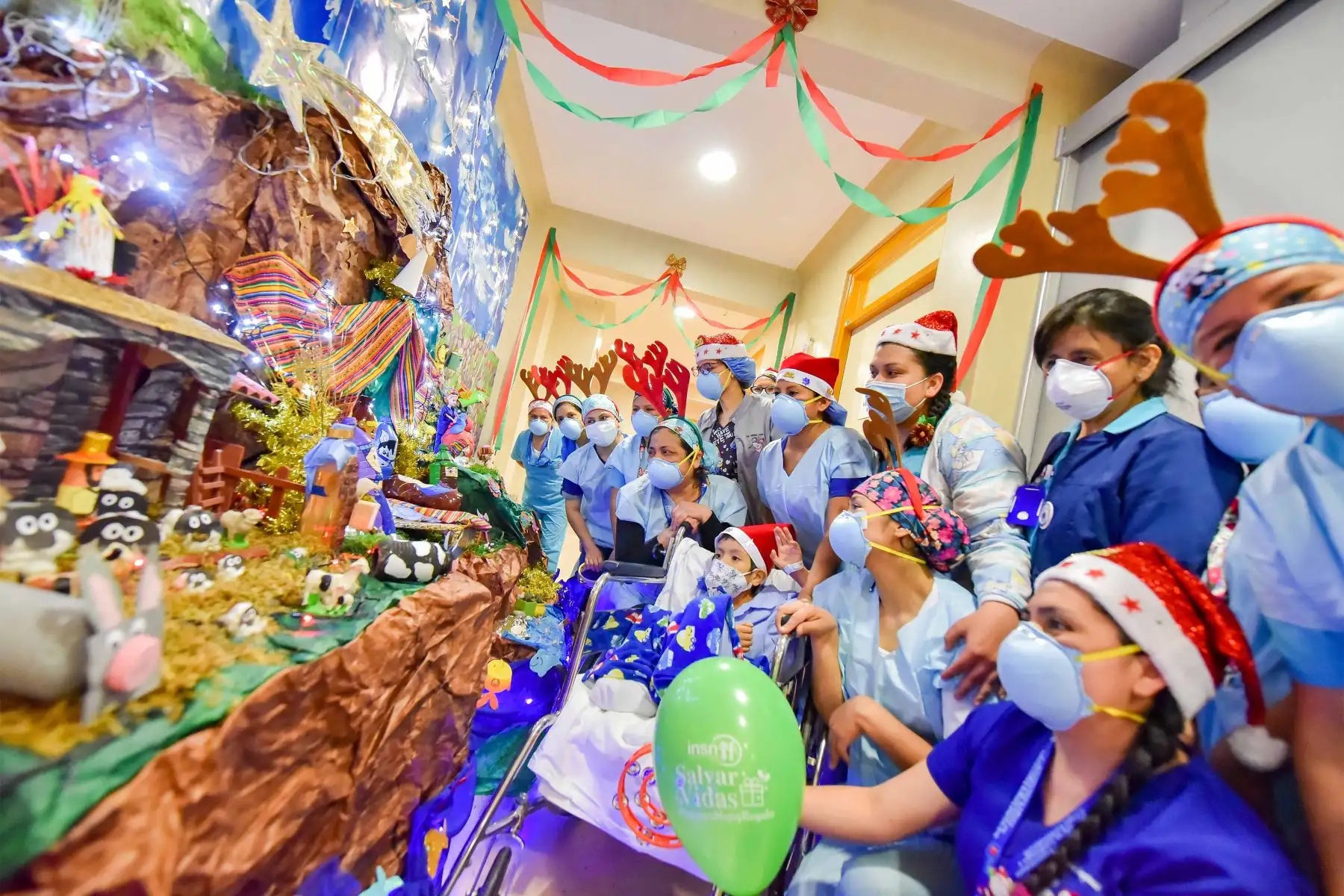 En los pasillos del Instituto Nacional de Salud del Niño San Borja se vive la magia de la Navidad. Médicos, enfermeras y técnicos de enfermería dejaron sus atuendos de atención  para escenificar esta fecha especial de la Navidad inspirados en las regiones del Perú: costa, sierra y selva.
Foto: INSN San Borja