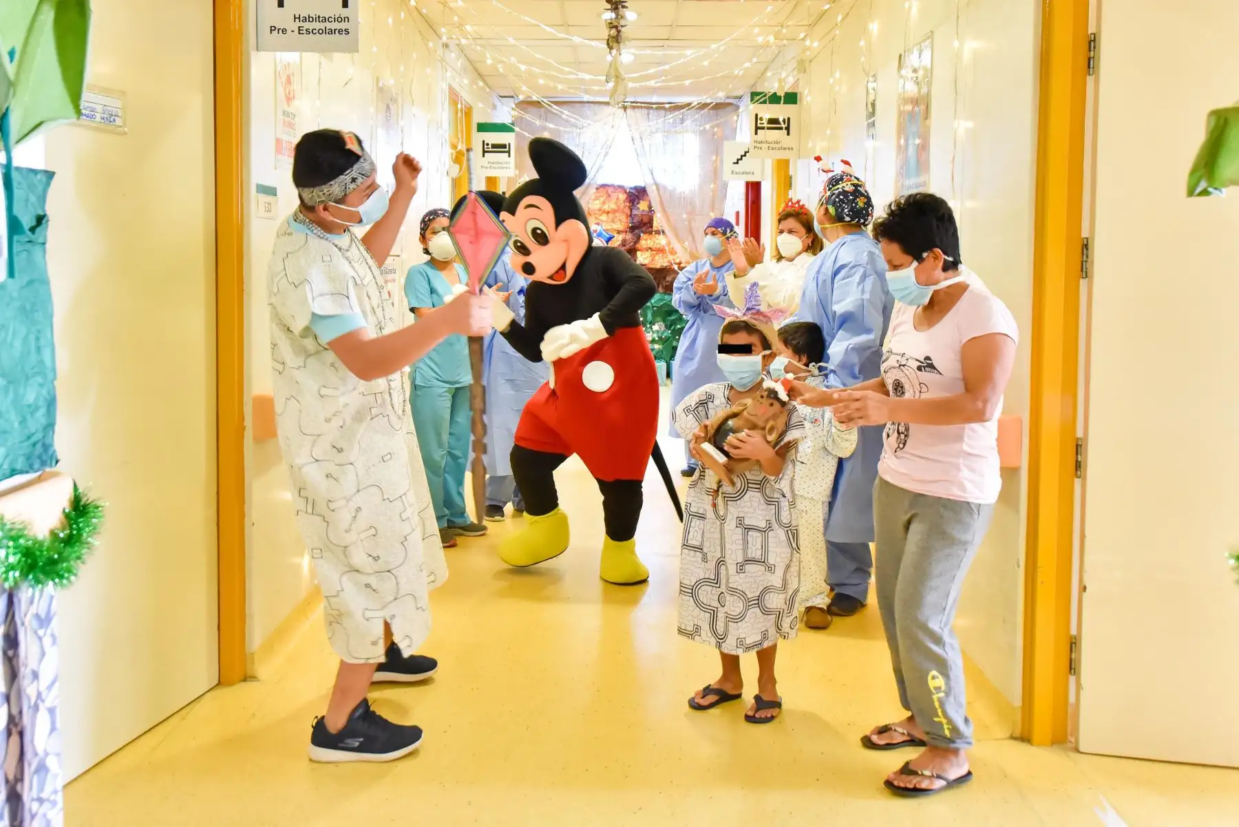 En los pasillos del Instituto Nacional de Salud del Niño San Borja se vive la magia de la Navidad. Médicos, enfermeras y técnicos de enfermería dejaron sus atuendos de atención  para escenificar esta fecha especial de la Navidad inspirados en las regiones del Perú: costa, sierra y selva.
Foto: INSN San Borja