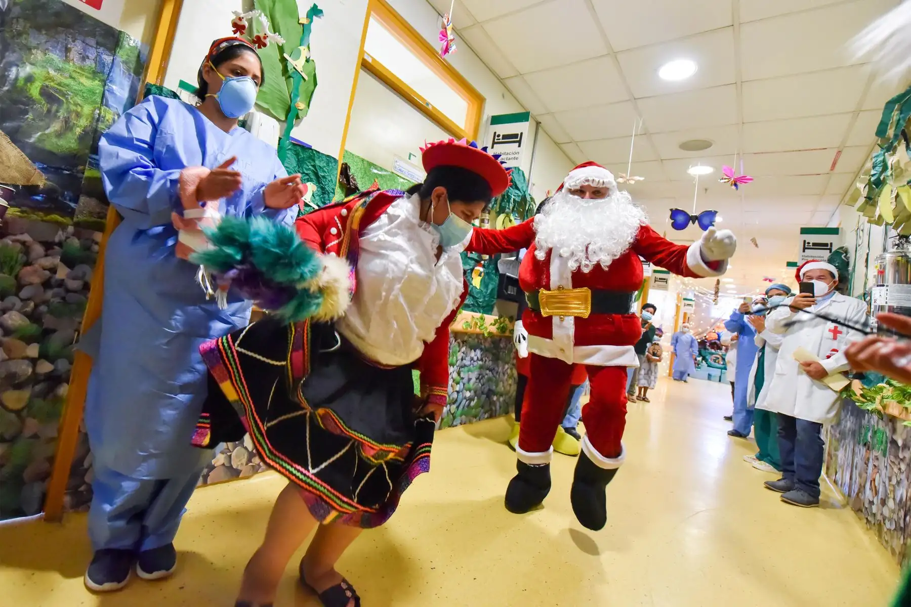 En los pasillos del Instituto Nacional de Salud del Niño San Borja se vive la magia de la Navidad. Médicos, enfermeras y técnicos de enfermería dejaron sus atuendos de atención  para escenificar esta fecha especial de la Navidad inspirados en las regiones del Perú: costa, sierra y selva.
Foto: INSN San Borja
