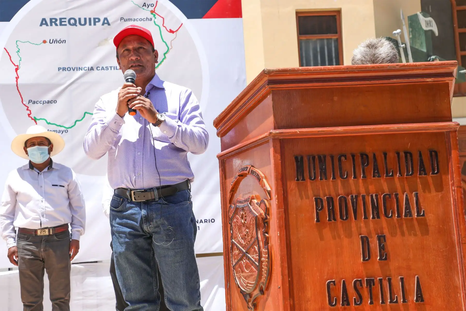 El ministro de Transportes y Comunicaciones, Juan Silva anuncia en el distrito de Aplao, en la región Arequipa, el inicio de la construcción de la carretera Ayo-Andamayo, en la provincia de Castilla, que beneficiará a más de 260 mil peruanos.
Foto: MTC
