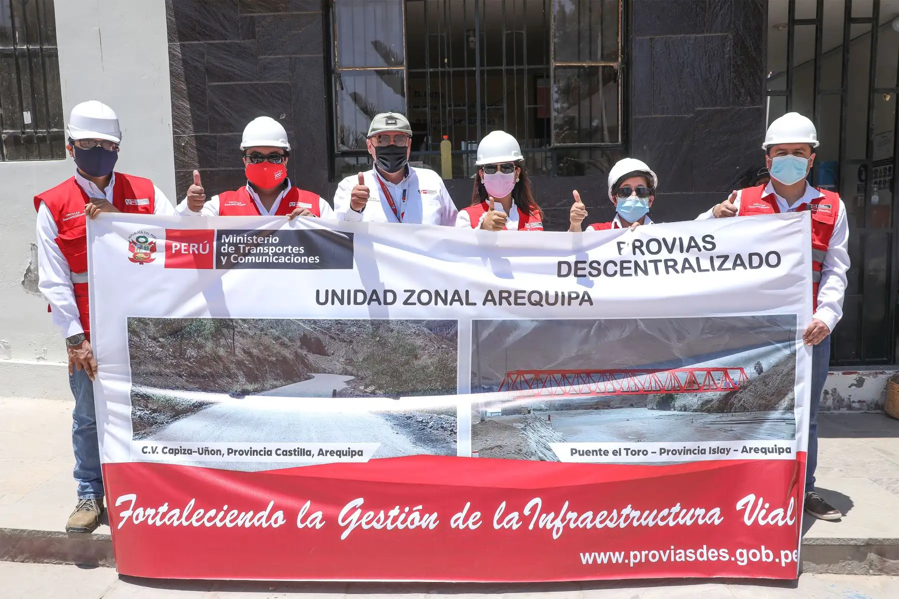 El ministro de Transportes y Comunicaciones, Juan Silva anuncia en el distrito de Aplao, en la región Arequipa, el inicio de la construcción de la carretera Ayo-Andamayo, en la provincia de Castilla, que beneficiará a más de 260 mil peruanos.
Foto: MTC