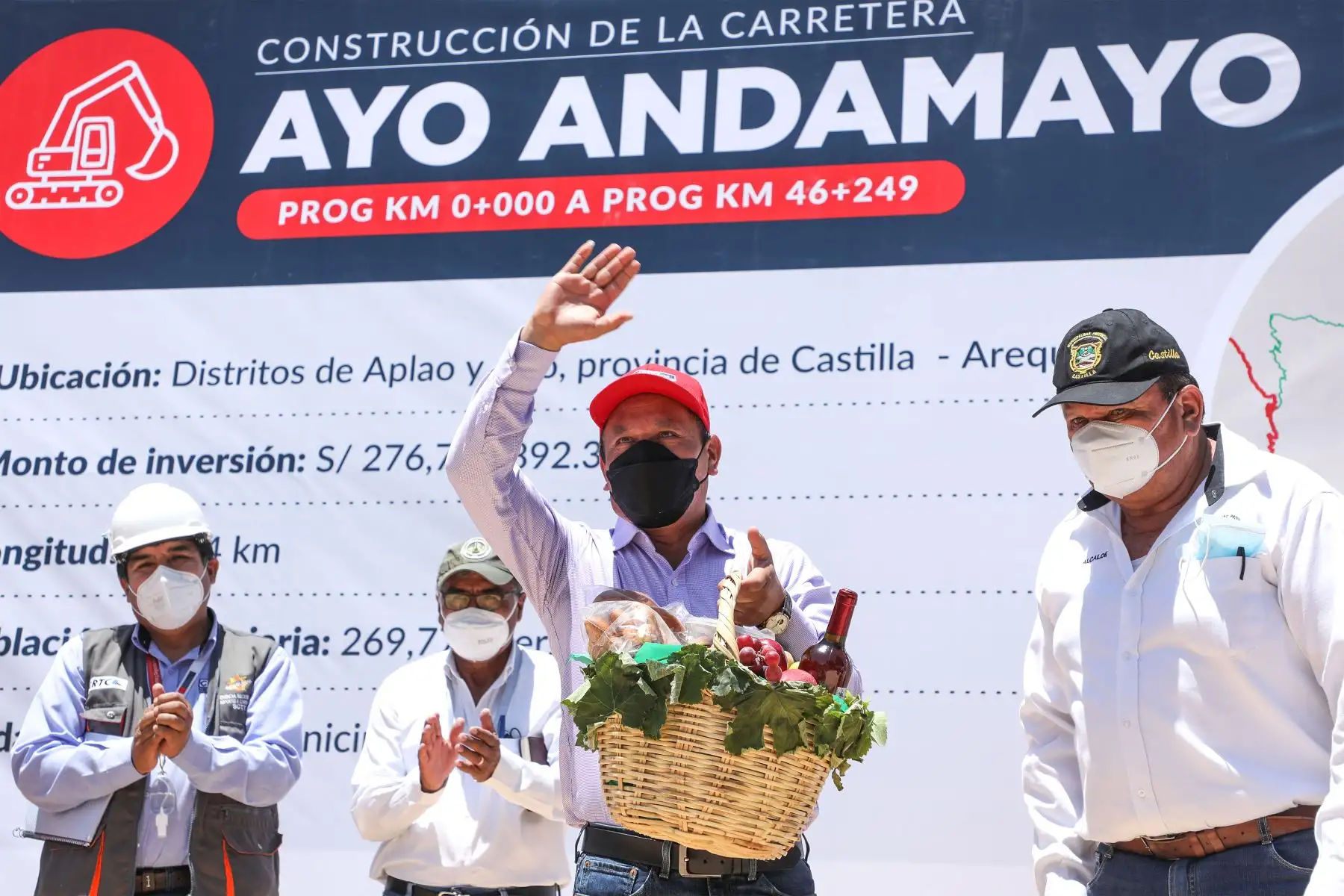 El ministro de Transportes y Comunicaciones, Juan Silva anuncia en el distrito de Aplao, en la región Arequipa, el inicio de la construcción de la carretera Ayo-Andamayo, en la provincia de Castilla, que beneficiará a más de 260 mil peruanos.
Foto: MTC