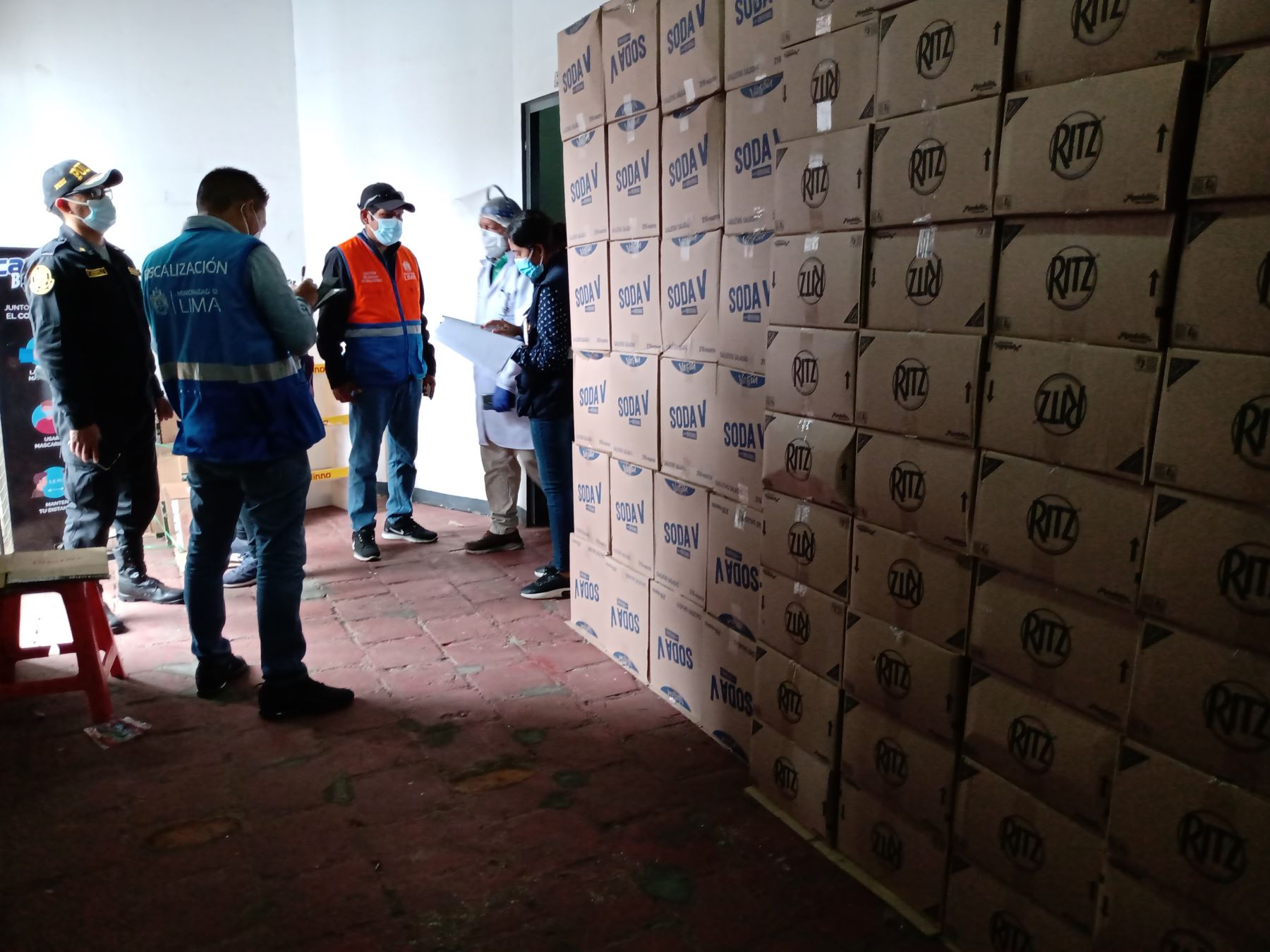 Comuna limeña y Ministerio Público decomisaron 36 cajas de estos productos con fecha de expiración vencida. Foto: MML