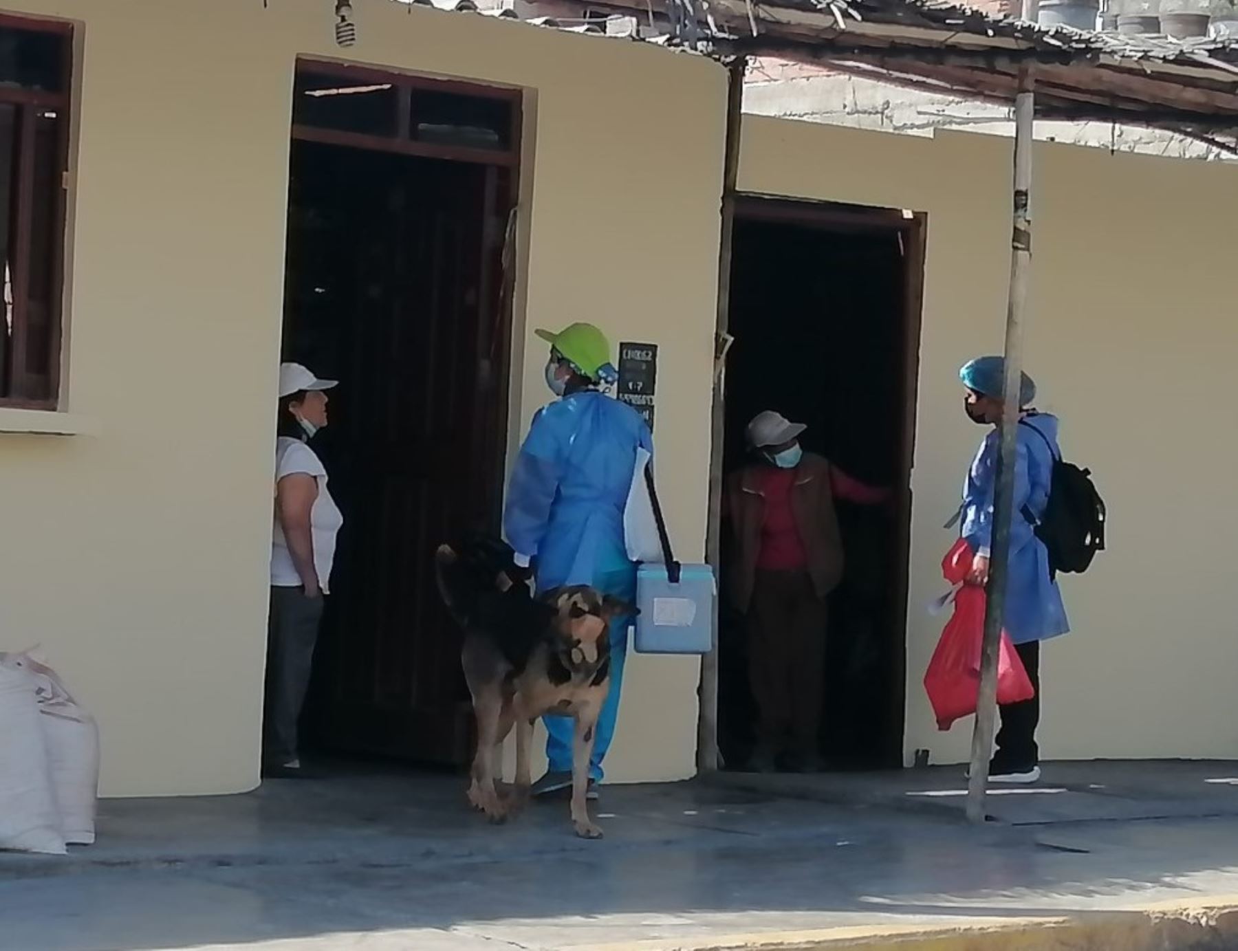 Brigadas de salud intensifican jornadas de vacunación casa por casa contra el covid-19 en la ciudad de Chimbote para reducir tasa de contagios. Foto: ANDINA/Difusión.
