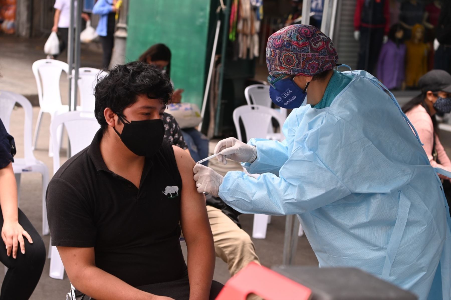 La población objetivo que debe recibior las dos dosis de la vacuna contra la covid-19 son hombres y mujeres mayores de 12 años, que en el Perú suman 28 millones 24,250 personas, según el Ministerio de Salud. ANDINA/ Minsa