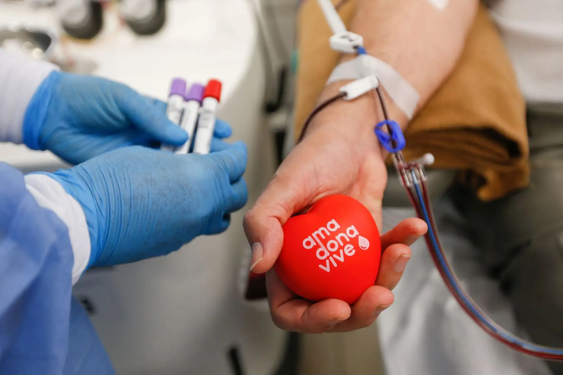 Esta primera “Donatón Navideña” busca aumentar la donación voluntaria de sangre que permita la atención de pacientes con enfermedades oncológicas, cirugías cardíacas complejas, a víctimas de accidentes de tránsito, personas con quemaduras graves, entre otros pacientes con atenciones de emergencia.
Foto: ANDINA/Minsa