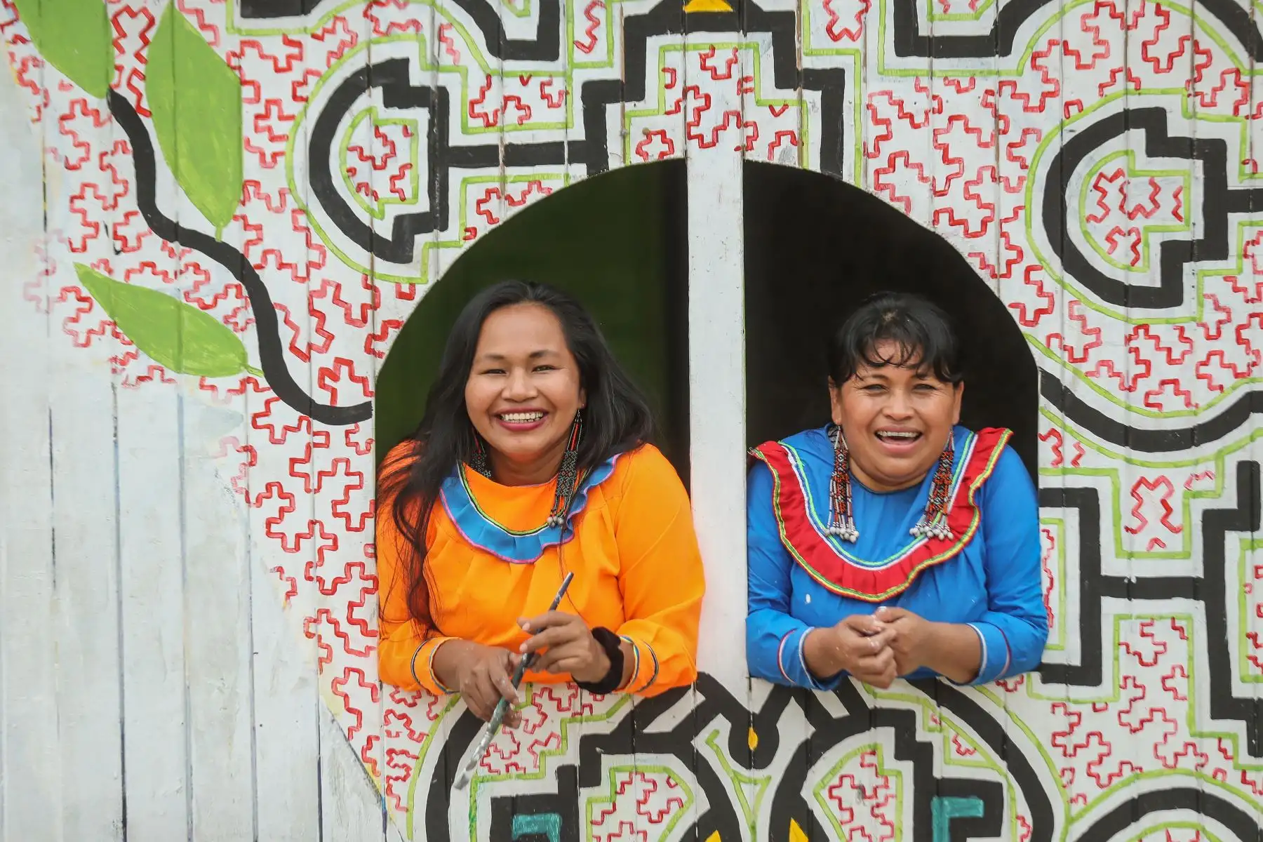 Seis mujeres artesanas y muralistas de la comunidad de Cantagallo que pertenecen al colectivo “Shipibo Muralistas” participarán en la obra de teatro bilingüe “Masha”,  se trata de la primera obra en shipibo-konibo que se estrena en Lima este 17 y 18 de diciembre en el teatro Aranwa, de Jesús María.
Foto: ANDINA/Carla Patiño