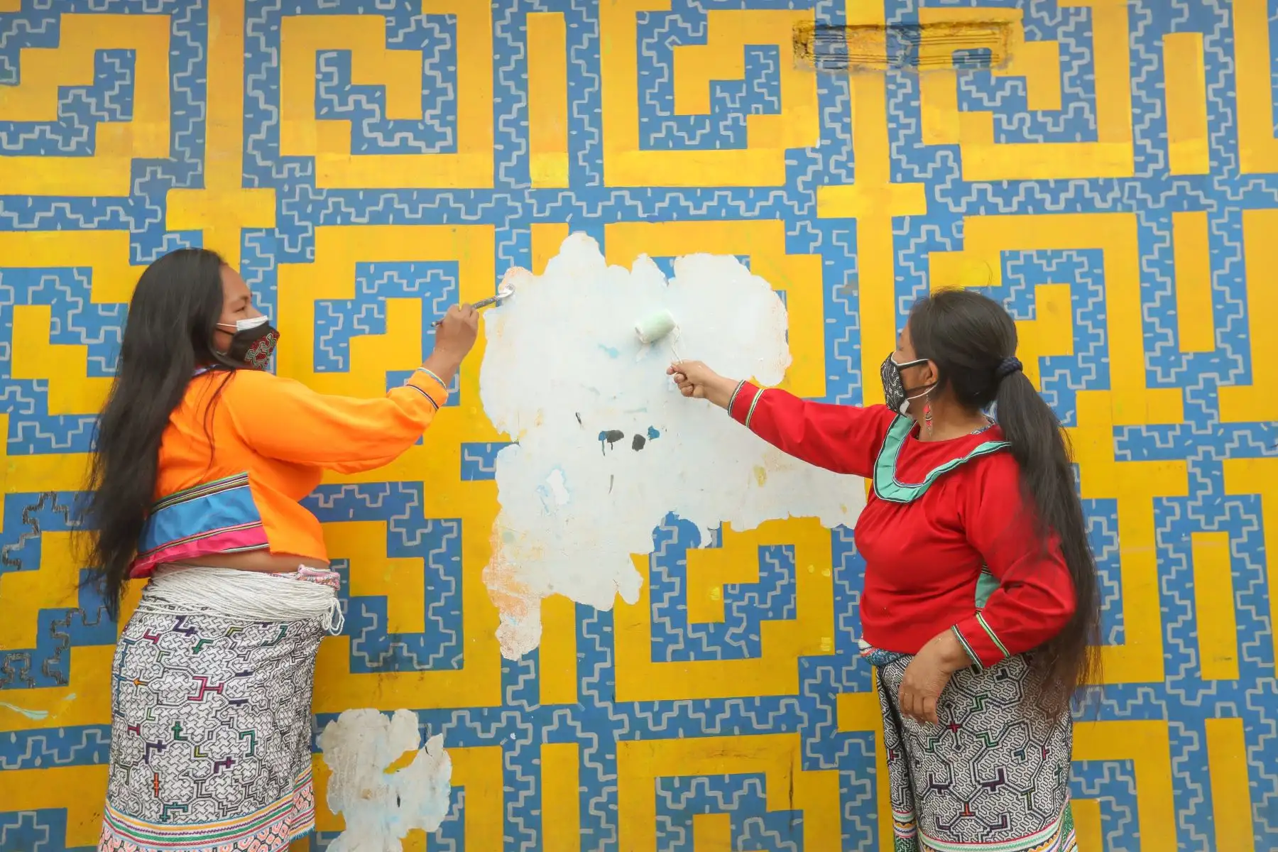 Seis mujeres artesanas y muralistas de la comunidad de Cantagallo que pertenecen al colectivo “Shipibo Muralistas” participarán en la obra de teatro bilingüe “Masha”,  se trata de la primera obra en shipibo-konibo que se estrena en Lima este 17 y 18 de diciembre en el teatro Aranwa, de Jesús María.
Foto: ANDINA/Carla Patiño