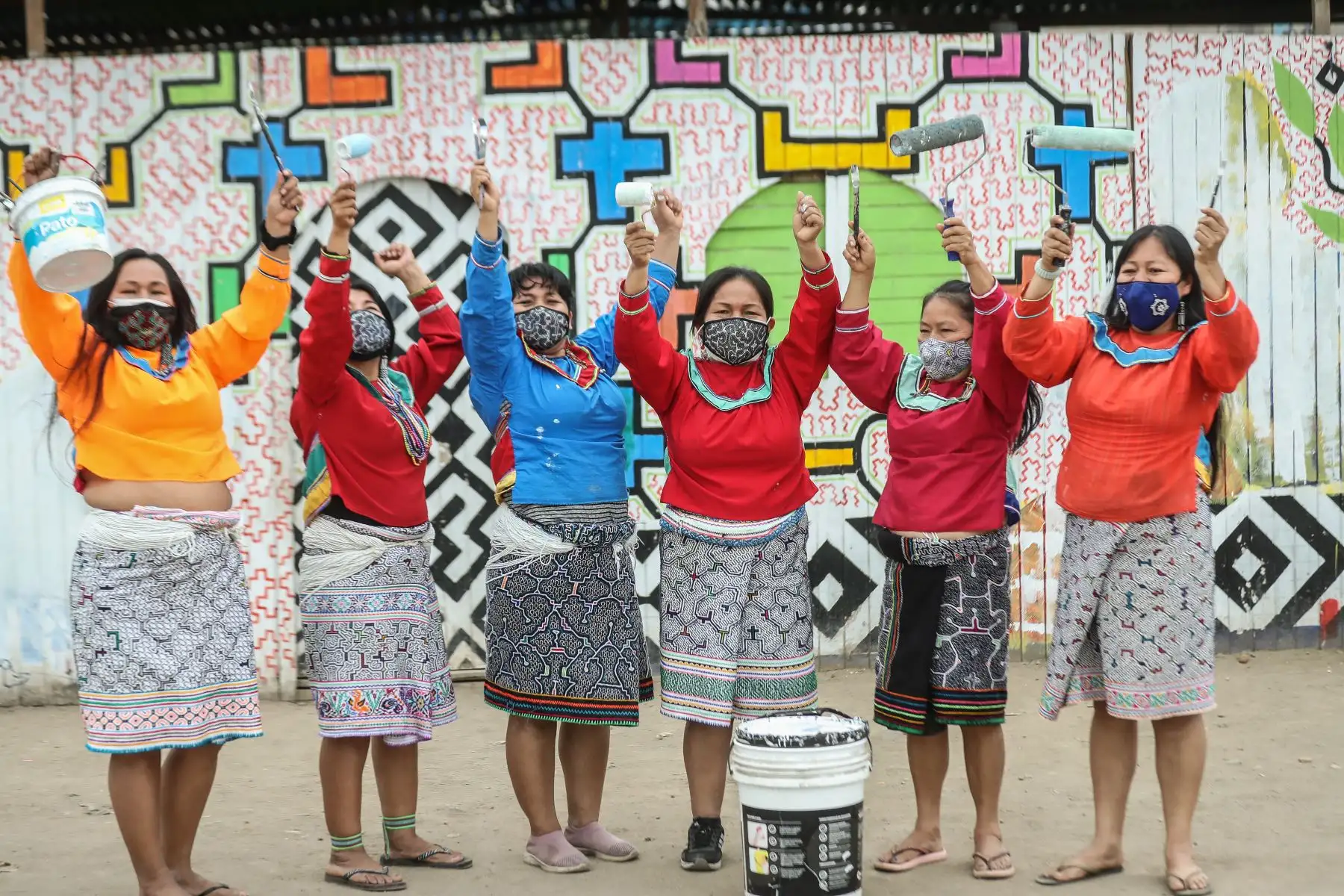 Seis mujeres artesanas y muralistas de la comunidad de Cantagallo que pertenecen al colectivo “Shipibo Muralistas” participarán en la obra de teatro bilingüe “Masha”,  se trata de la primera obra en shipibo-konibo que se estrena en Lima este 17 y 18 de diciembre en el teatro Aranwa, de Jesús María.
Foto: ANDINA/Carla Patiño