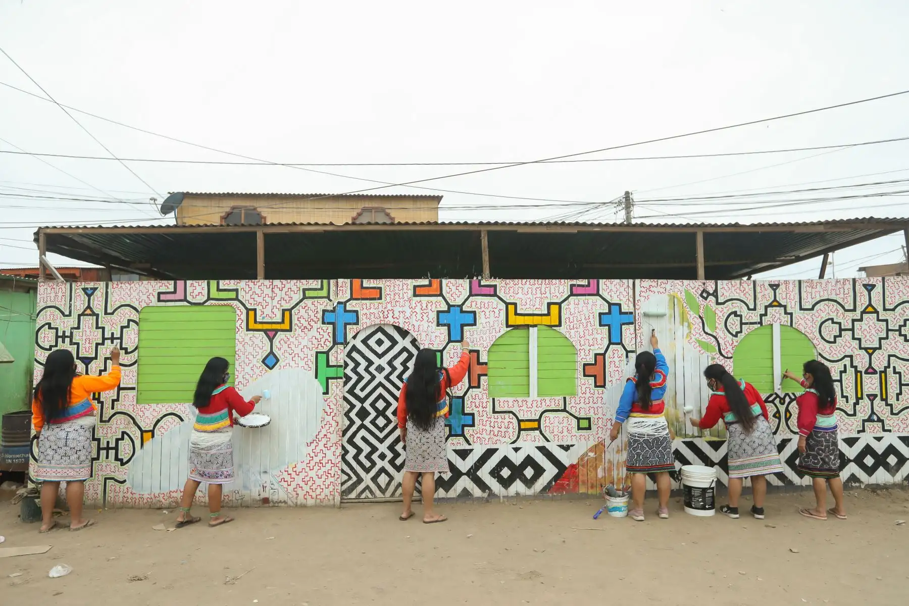 Seis mujeres artesanas y muralistas de la comunidad de Cantagallo que pertenecen al colectivo “Shipibo Muralistas” participarán en la obra de teatro bilingüe “Masha”,  se trata de la primera obra en shipibo-konibo que se estrena en Lima este 17 y 18 de diciembre en el teatro Aranwa, de Jesús María.
Foto: ANDINA/Carla Patiño