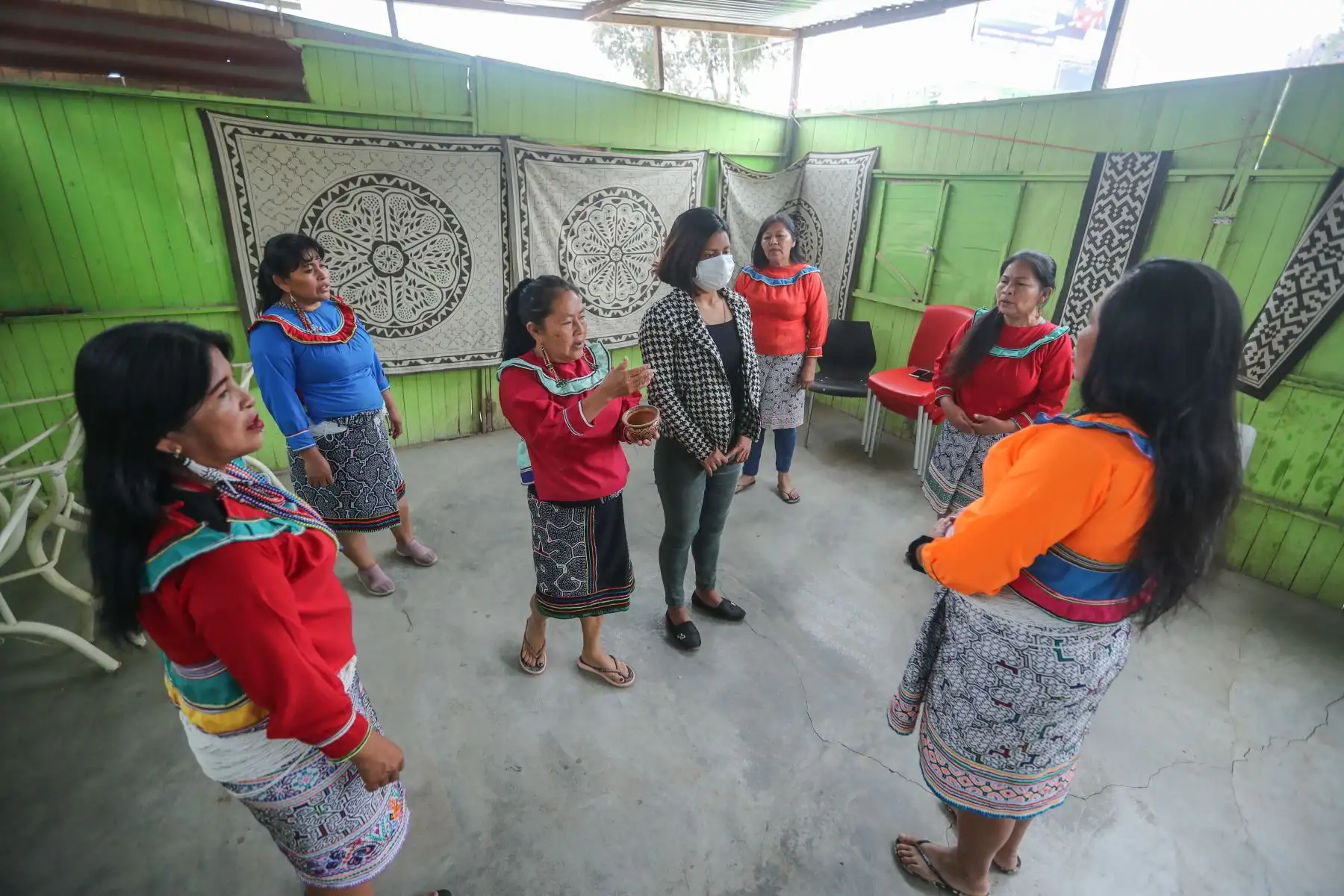 Seis mujeres artesanas y muralistas de la comunidad de Cantagallo que pertenecen al colectivo “Shipibo Muralistas” participarán en la obra de teatro bilingüe “Masha”,  se trata de la primera obra en shipibo-konibo que se estrena en Lima este 17 y 18 de diciembre en el teatro Aranwa, de Jesús María.
Foto: ANDINA/Carla Patiño