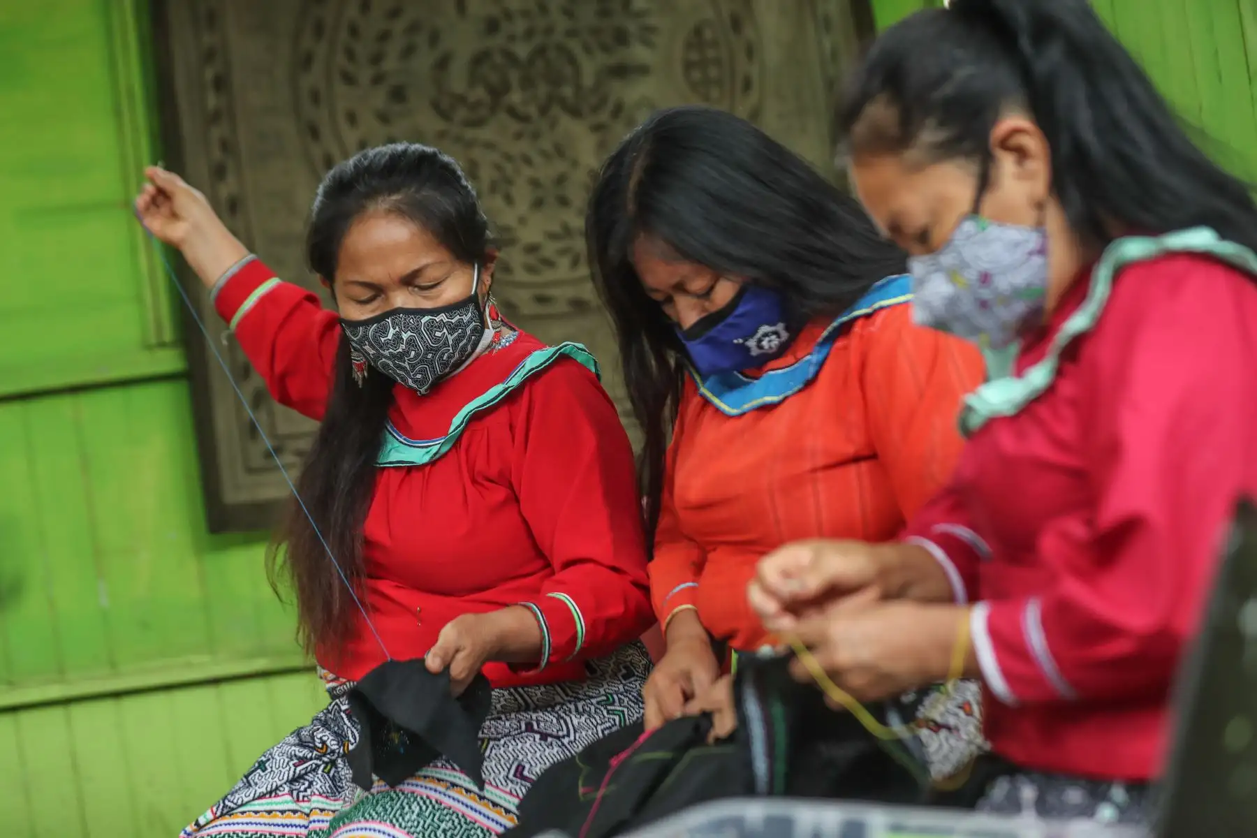 Seis mujeres artesanas y muralistas de la comunidad de Cantagallo que pertenecen al colectivo “Shipibo Muralistas” participarán en la obra de teatro bilingüe “Masha”,  se trata de la primera obra en shipibo-konibo que se estrena en Lima este 17 y 18 de diciembre en el teatro Aranwa, de Jesús María.
Foto: ANDINA/Carla Patiño