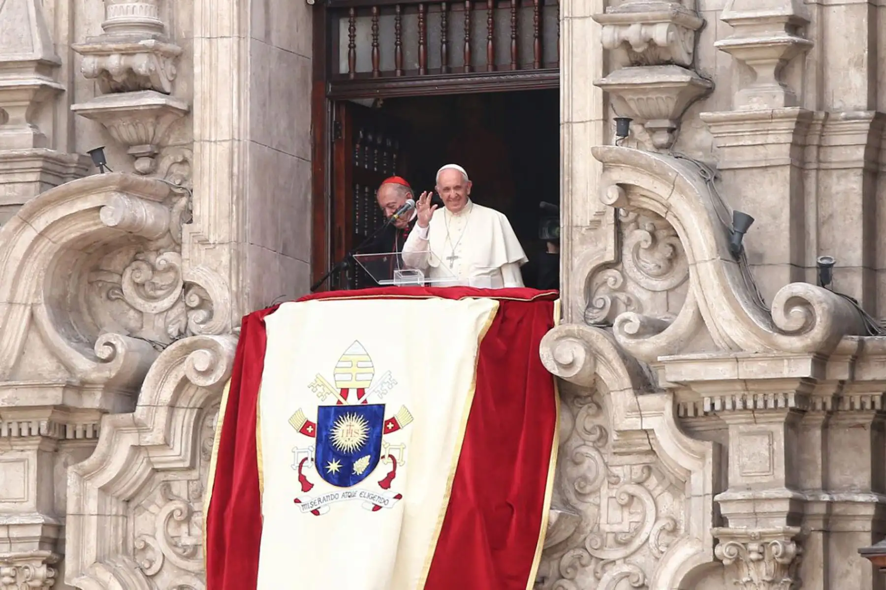 LIMA PERÚ - ENERO 21. Papa Francisco y la oración del Angelus desde balcón de Catedral. Foto: ANDINA/Rubén Grandez
