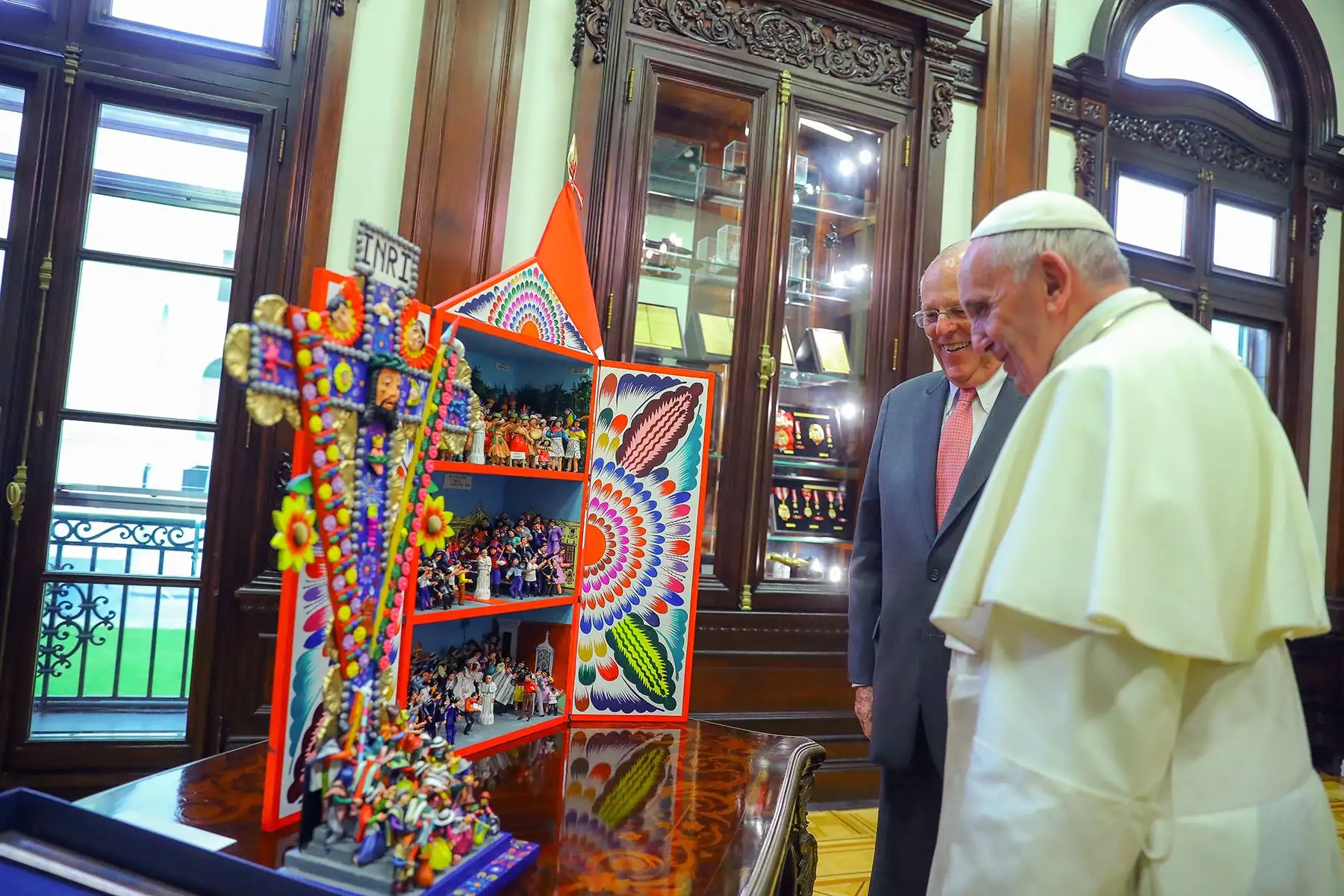Lima - 19 de enero 2018 / El Santo Padre observa un retablo dedidado a su visita. En Palacio de Gobierno saludo al presidente de la República y al pueblo peruano. Foto: Andina / Andrés Valle