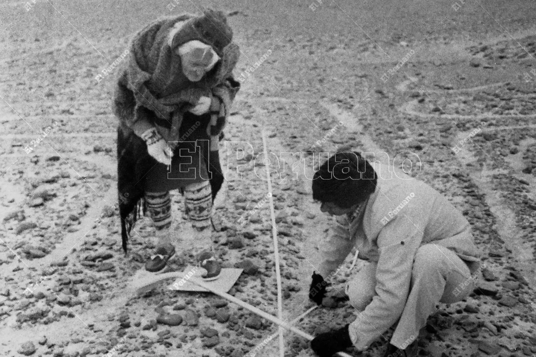 Lima - 2 junio 1986 / Doctora María Reiche en plenos estidios de las líneas de Nazca. Archivo Histórico de El Peruano