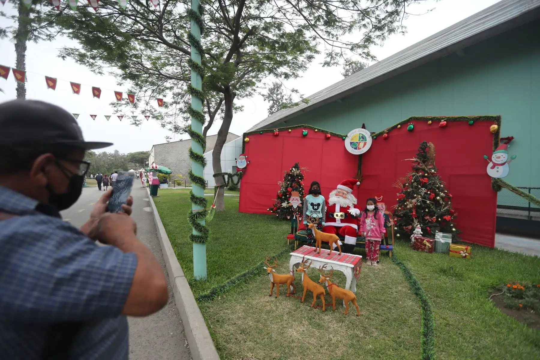 Zoológico Huachipa, vive el espíritu navideño, impulsando la campaña el "Zoológico hace realidad tus sueños"  dónde los niños que escriban sus cartas a Papa Noel, podrán recibir un premio de sus propias manos. Foto: ANDINA/Carla Patiño Ramírez