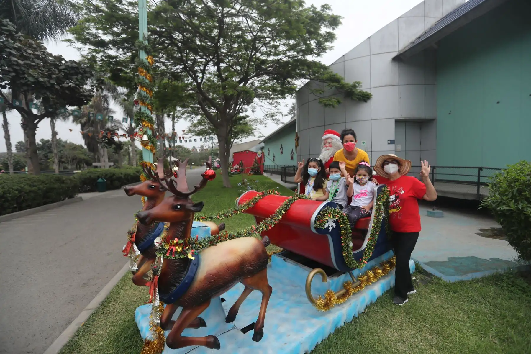Zoológico Huachipa, vive el espíritu navideño, impulsando la campaña el "Zoológico hace realidad tus sueños"  dónde los niños que escriban sus cartas a Papa Noel, podrán recibir un premio de sus propias manos. Foto: ANDINA/Carla Patiño Ramírez