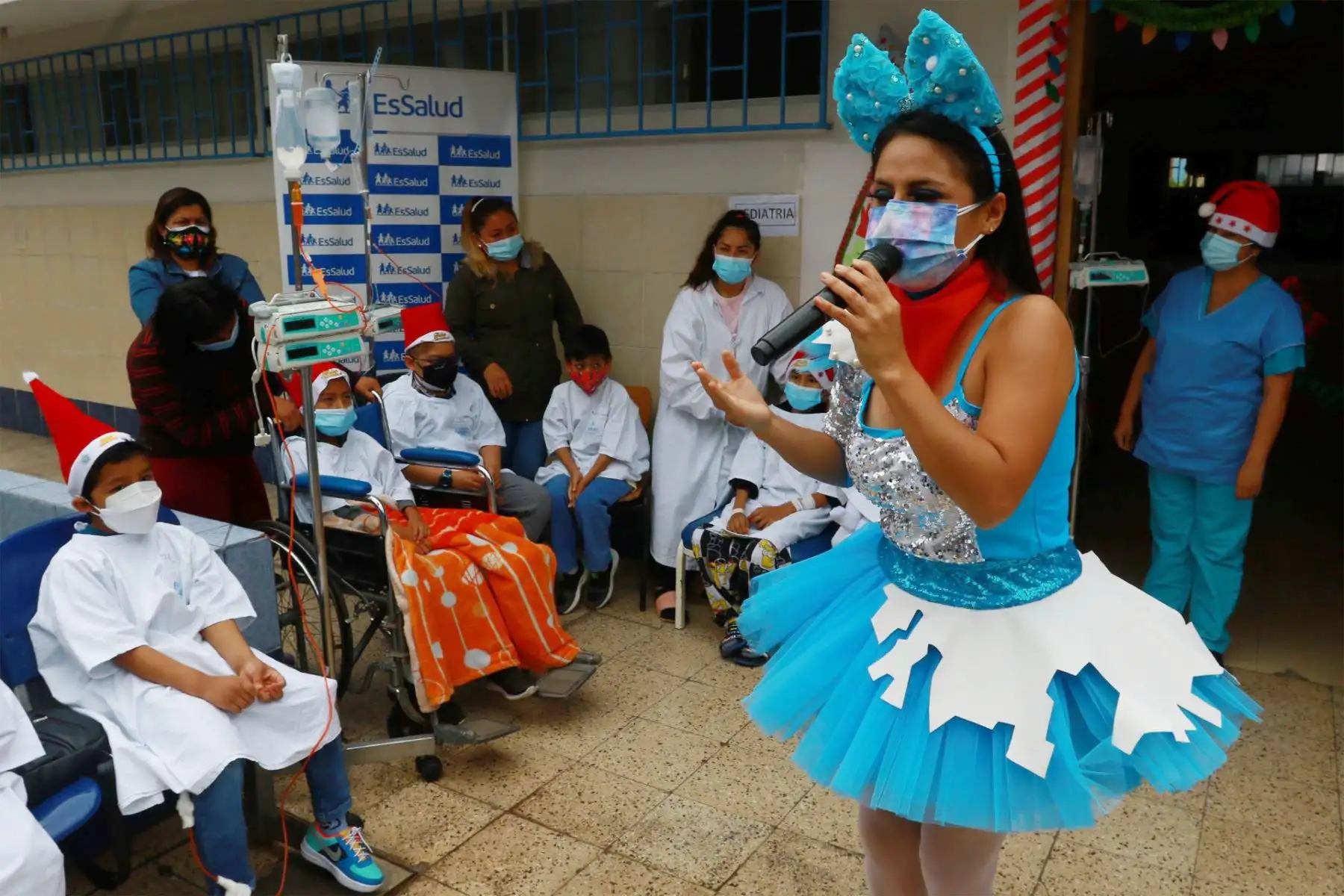 Con motivo de las fiestas de Navidad y Año Nuevo, el Hospital Nacional Alberto Sabogal Sologuren del Seguro Social de Salud – EsSalud, realizó  la entrega de regalos a los niños que se encuentran internados en el nosocomio, quienes vienen recibiendo tratamiento especializado.
Foto: ANDINA/ Héctor Vinces