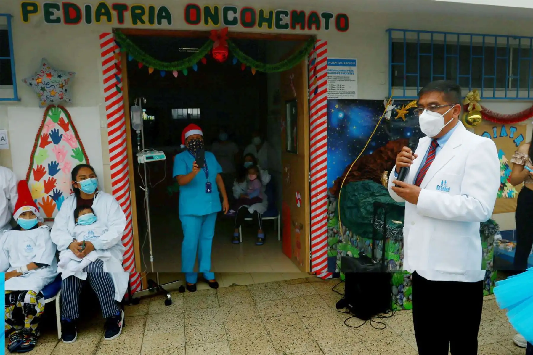 Con motivo de las fiestas de Navidad y Año Nuevo, el Hospital Nacional Alberto Sabogal Sologuren del Seguro Social de Salud – EsSalud, realizó  la entrega de regalos a los niños que se encuentran internados en el nosocomio, quienes vienen recibiendo tratamiento especializado.
Foto: ANDINA/ Héctor Vinces