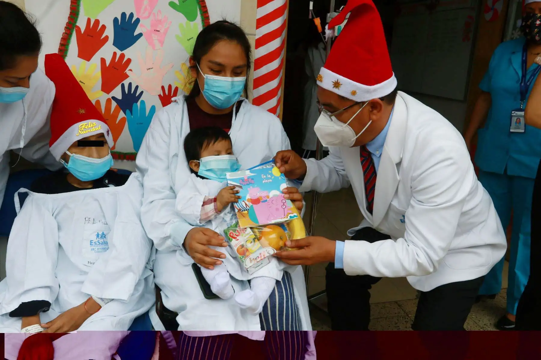 Con motivo de las fiestas de Navidad y Año Nuevo, el Hospital Nacional Alberto Sabogal Sologuren del Seguro Social de Salud – EsSalud, realizó  la entrega de regalos a los niños que se encuentran internados en el nosocomio, quienes vienen recibiendo tratamiento especializado.
Foto: ANDINA/ Héctor Vinces