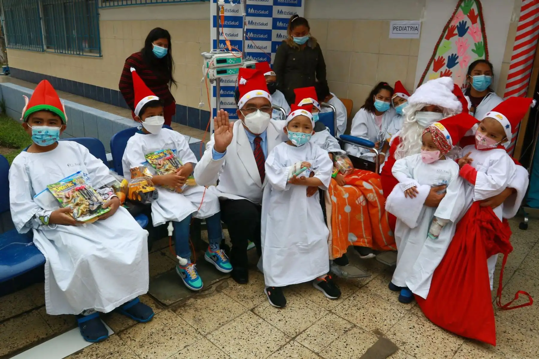 Con motivo de las fiestas de Navidad y Año Nuevo, el Hospital Nacional Alberto Sabogal Sologuren del Seguro Social de Salud – EsSalud, realizó  la entrega de regalos a los niños que se encuentran internados en el nosocomio, quienes vienen recibiendo tratamiento especializado.
Foto: ANDINA/ Héctor Vinces
