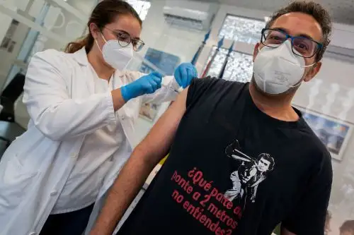 El progreso de la vacunación se ha completado en el 79.7 % de toda la población de España. Foto: AFP