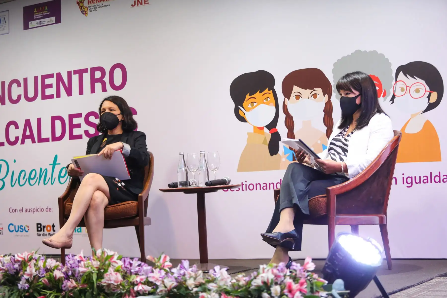 La presidenta del Consejo de Ministros, Mirtha Vásquez y la ministra de la Mujer y Poblaciones Vulnerables, Anahí Durand participan en la  clausura del IV Encuentro de Alcaldesas Del Bicentenario: Gestionando un Desarrollo con Igualdad.
Foto: MIMP