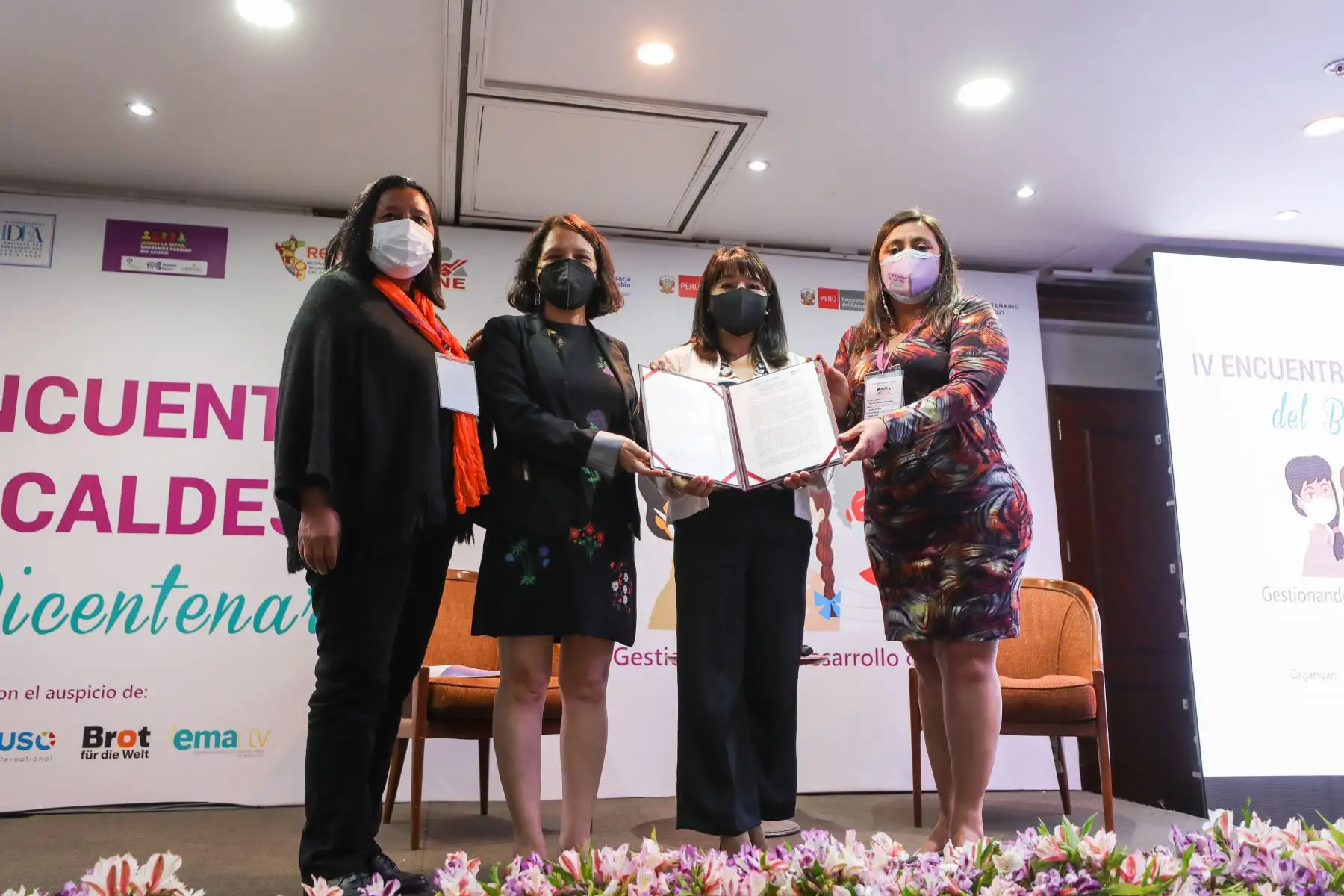 La presidenta del Consejo de Ministros, Mirtha Vásquez y la ministra de la Mujer y Poblaciones Vulnerables, Anahí Durand participan en la  clausura del IV Encuentro de Alcaldesas Del Bicentenario: Gestionando un Desarrollo con Igualdad.
Foto: MIMP
