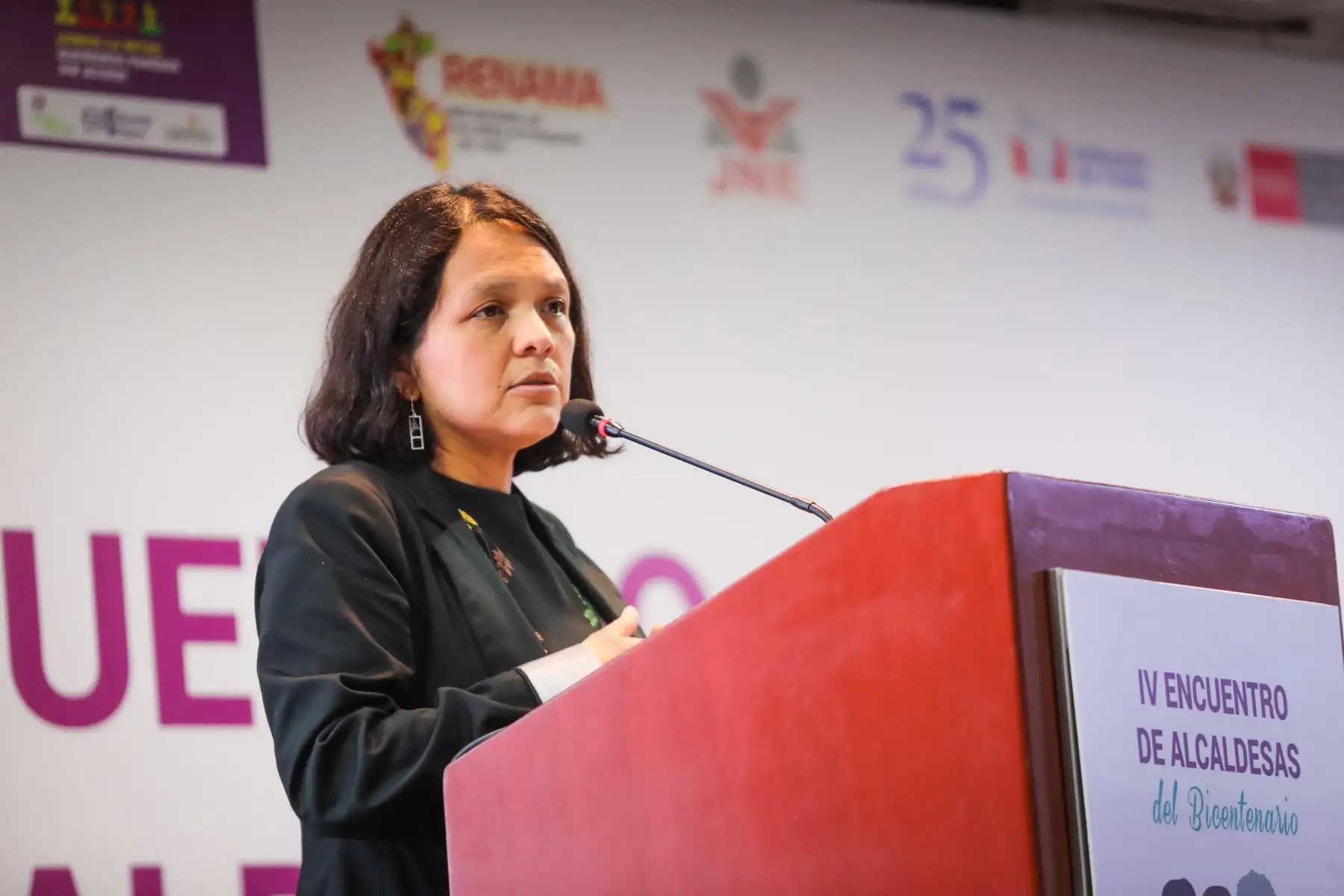 La presidenta del Consejo de Ministros, Mirtha Vásquez y la ministra de la Mujer y Poblaciones Vulnerables, Anahí Durand participan en la  clausura del IV Encuentro de Alcaldesas Del Bicentenario: Gestionando un Desarrollo con Igualdad.
Foto: MIMP