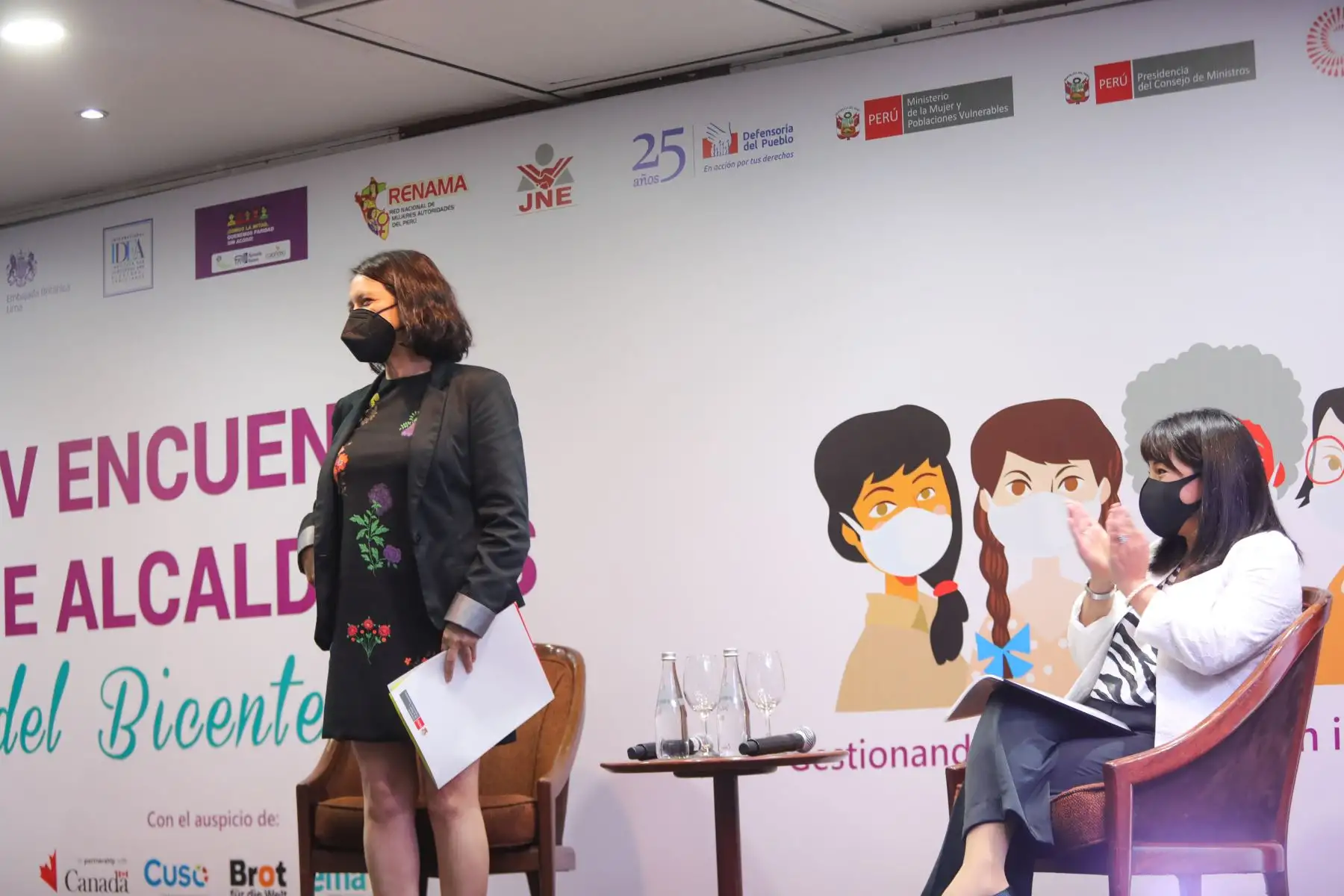 La presidenta del Consejo de Ministros, Mirtha Vásquez y la ministra de la Mujer y Poblaciones Vulnerables, Anahí Durand participan en la  clausura del IV Encuentro de Alcaldesas Del Bicentenario: Gestionando un Desarrollo con Igualdad.
Foto: MIMP