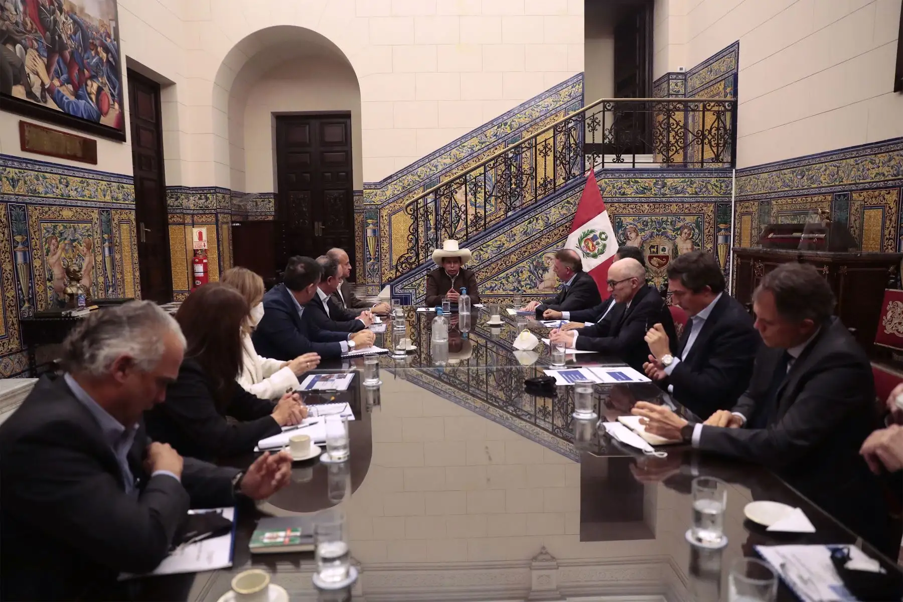 Jefe de Estado, Pedro Castillo, sostiene reunión con empresario del sector minería en Palacio de Gobierno.
Foto: ANDINA/Prensa Presidencia