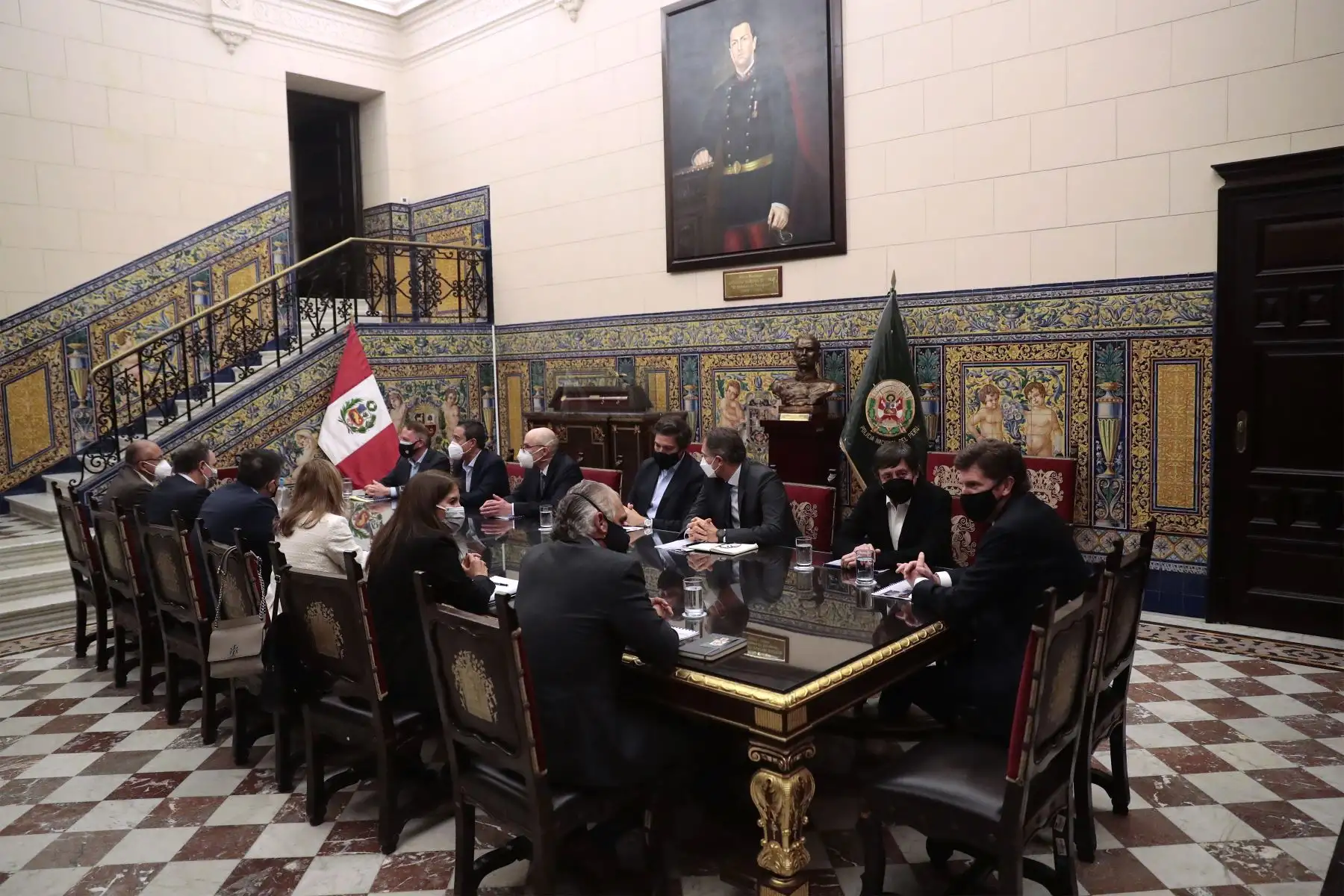 Jefe de Estado, Pedro Castillo, sostiene reunión con empresario del sector minería en Palacio de Gobierno.
Foto: ANDINA/Prensa Presidencia