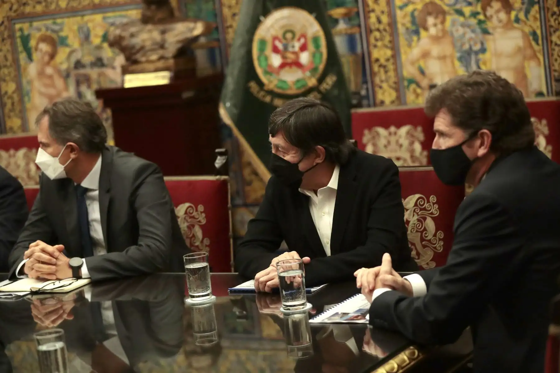 Jefe de Estado, Pedro Castillo, sostiene reunión con empresario del sector minería en Palacio de Gobierno.
Foto: ANDINA/Prensa Presidencia