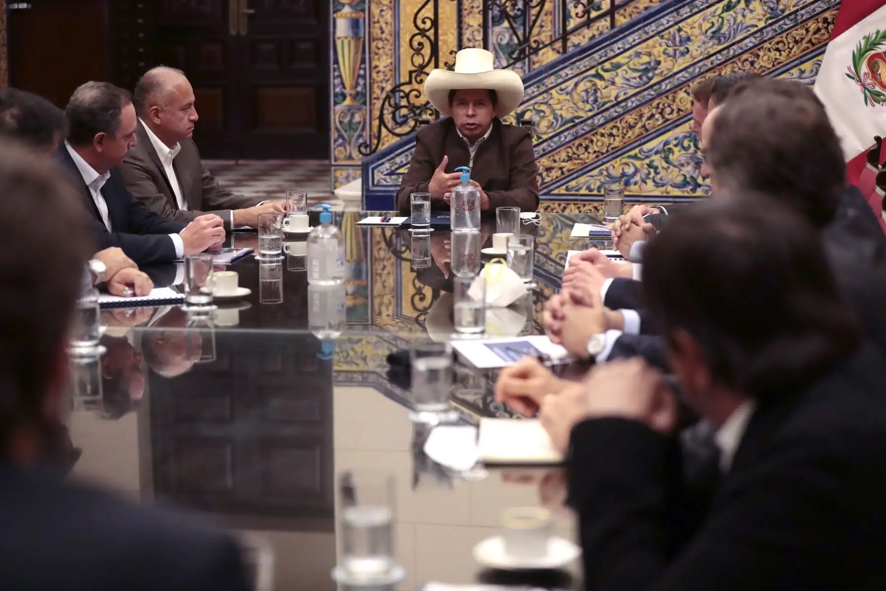 Jefe de Estado, Pedro Castillo, sostiene reunión con empresario del sector minería en Palacio de Gobierno.
Foto: ANDINA/Prensa Presidencia