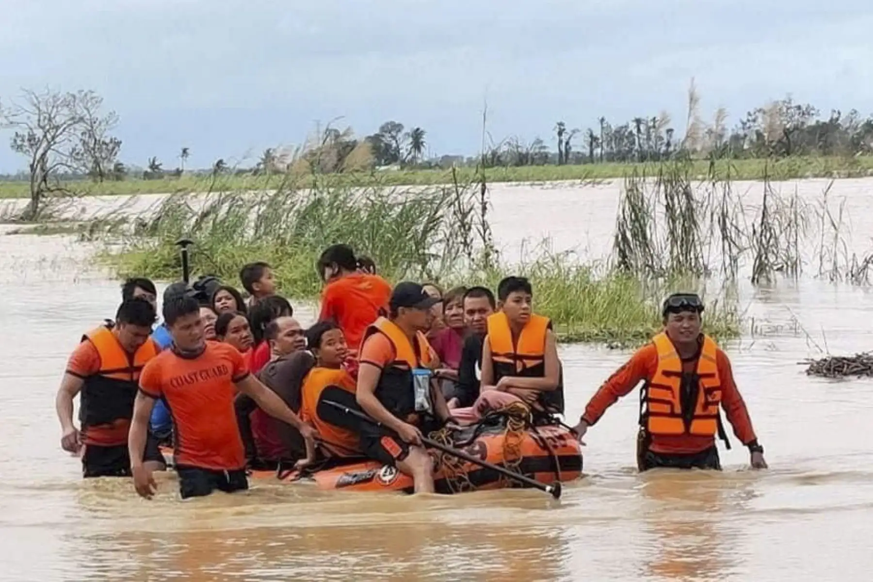 La Guardia Costera de Filipinas ejecuta una misión de rescate en una aldea afectada por las inundaciones, en la ciudad de Kabangkalan, Negros Occidental, Filipinas. Foto: EFE