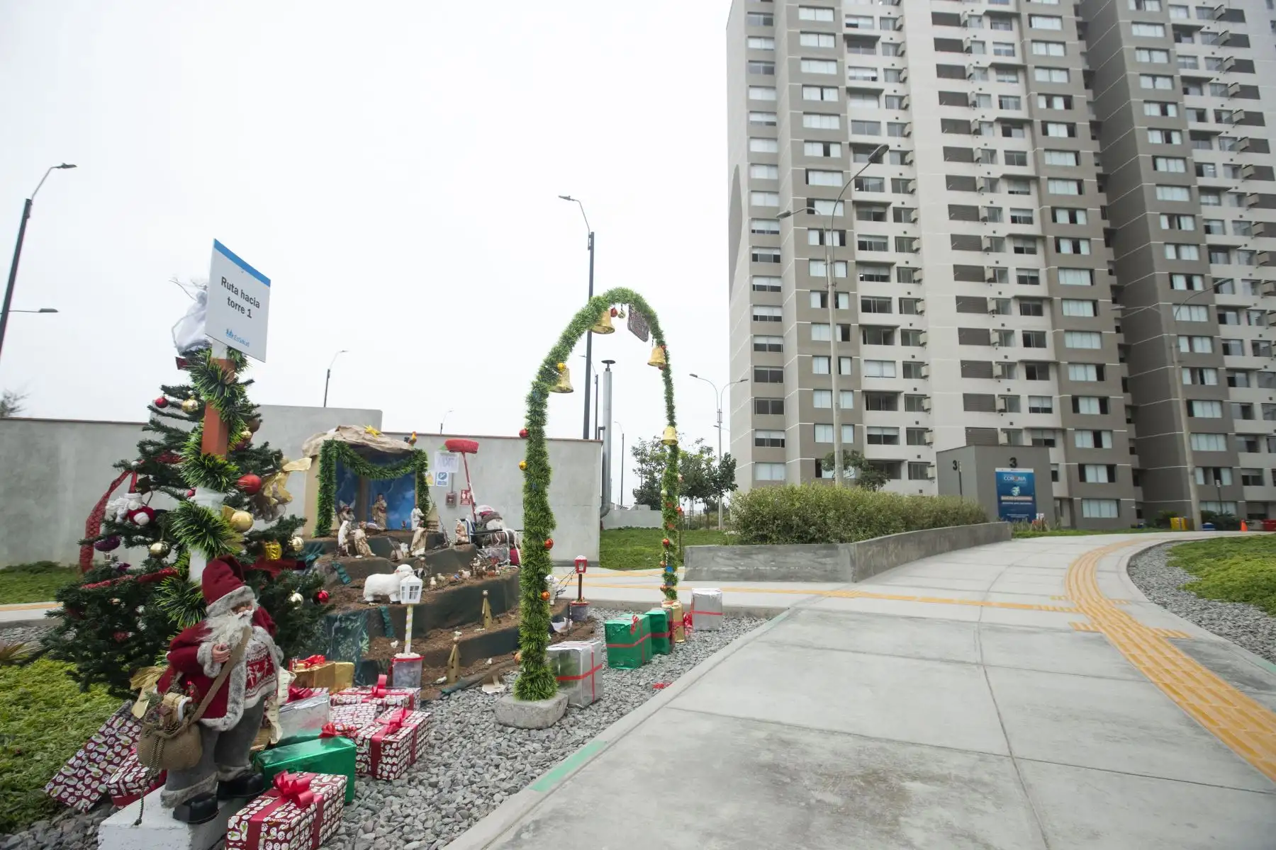 A pocos días de celebrarse la Navidad, técnicos, enfermeras, y todo el personal de primera línea que atiende a pacientes civid-19 se alista para pasar las fiestas en la Villa Panamericana de EsSalud. Foto: ANDINA/Carla Patiño