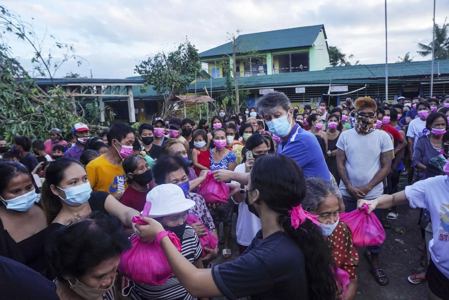 Autoridades entregan artículos de necesidad en una escuela convertida en un centro de evacuación en la ciudad de Tagbilaran, provincia de Bohol, Filipinas, azotada por el tifón. Foto: EFE