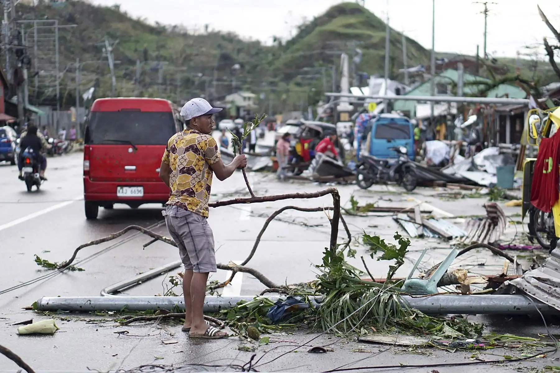 Un residente retirando los escombros causados ​​por el súper tifón Rai después de que la tormenta cruzó la ciudad de Surigao, en la provincia de Surigao del Norte, en Filipinas. Foto: AFP
